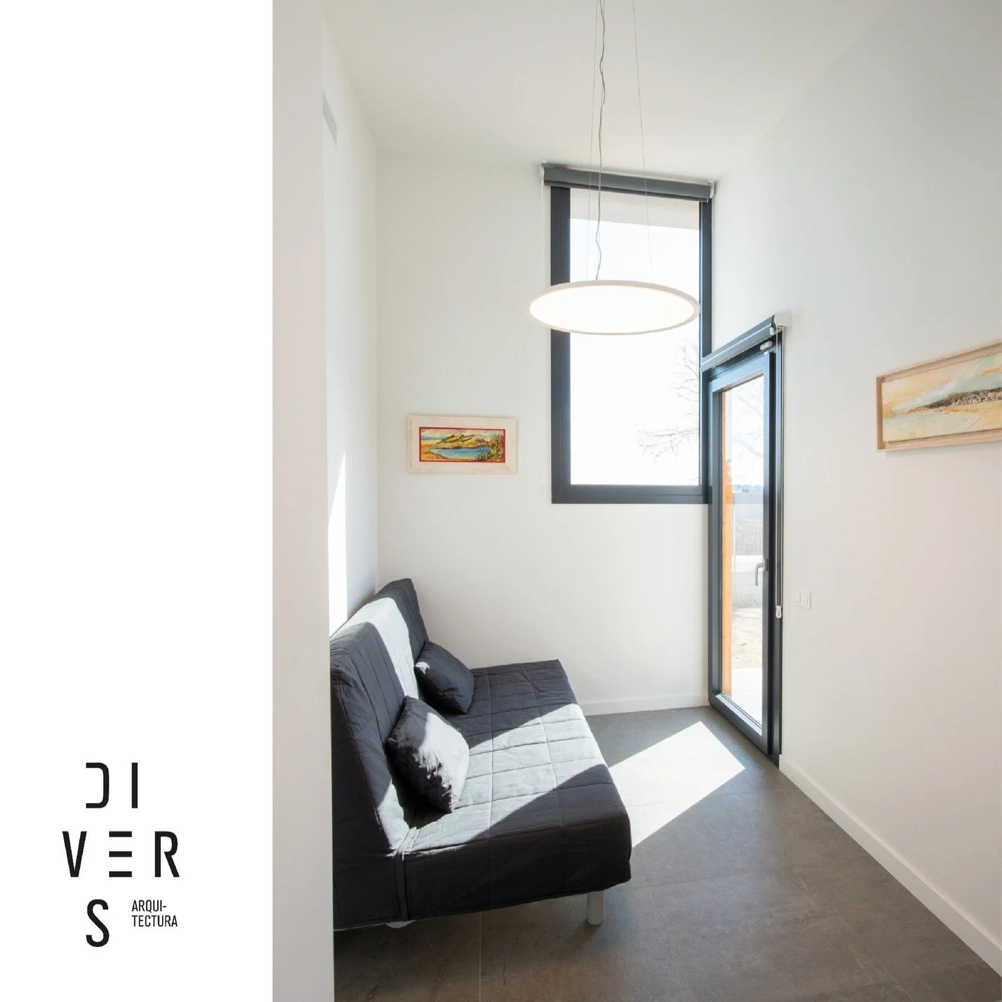 La proposta contempla un finestral i una porta en cantonada que permeten una connexi&oacute; fluida entre l&rsquo;interior i l&rsquo;exterior, potenciant l&rsquo;entrada de llum natural i ampliant visualment l&rsquo;espai.

Es va buscar crear un ambi