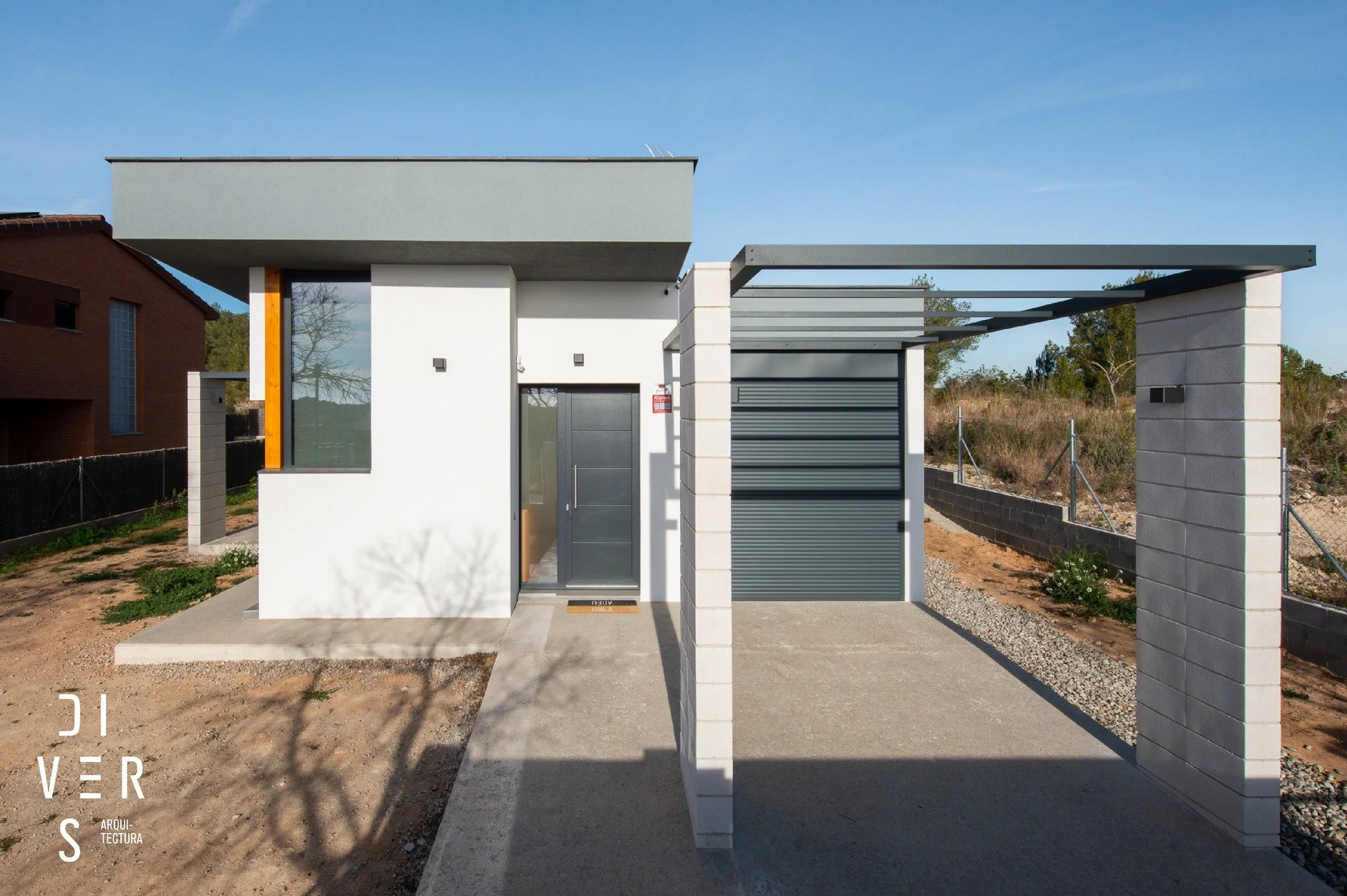 L&rsquo;acc&eacute;s al projecte de La Nou de Gai&agrave; vist des de diferents punts de l&rsquo;habitatge:

01. Fa&ccedil;ana

02. &Agrave;rea de pas

03. Sala d&rsquo;estar

04. Cuina

05. Menjador

La proposta planteja una distribuci&oacute; on la