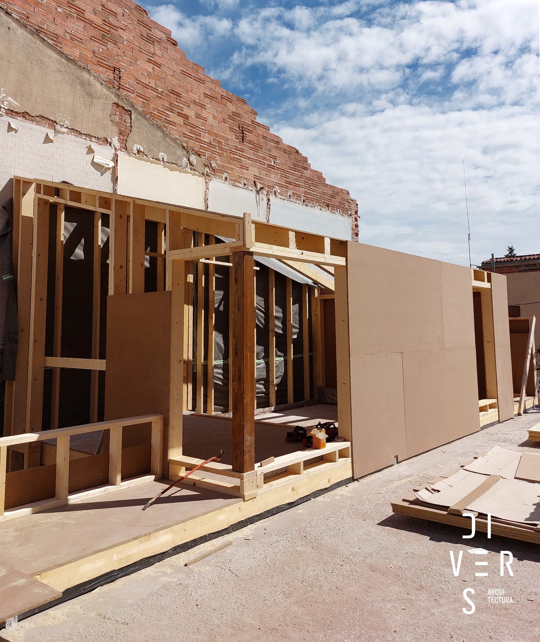 Llisca per veure com va prenent forma aquest espai amb estructura de fusta 🌿
A la primera imatge s&rsquo;hi pot apreciar l&rsquo;entramat, amb l&rsquo;a&iuml;llament ja incorporat al seu interior. A l&rsquo;exterior, s&rsquo;hi ha col&middot;locat u