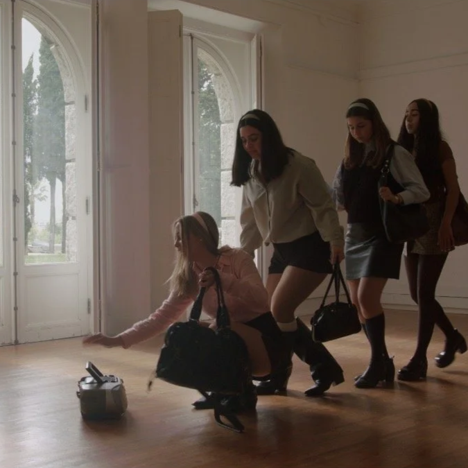 Alunos durante a preparação de uma cena