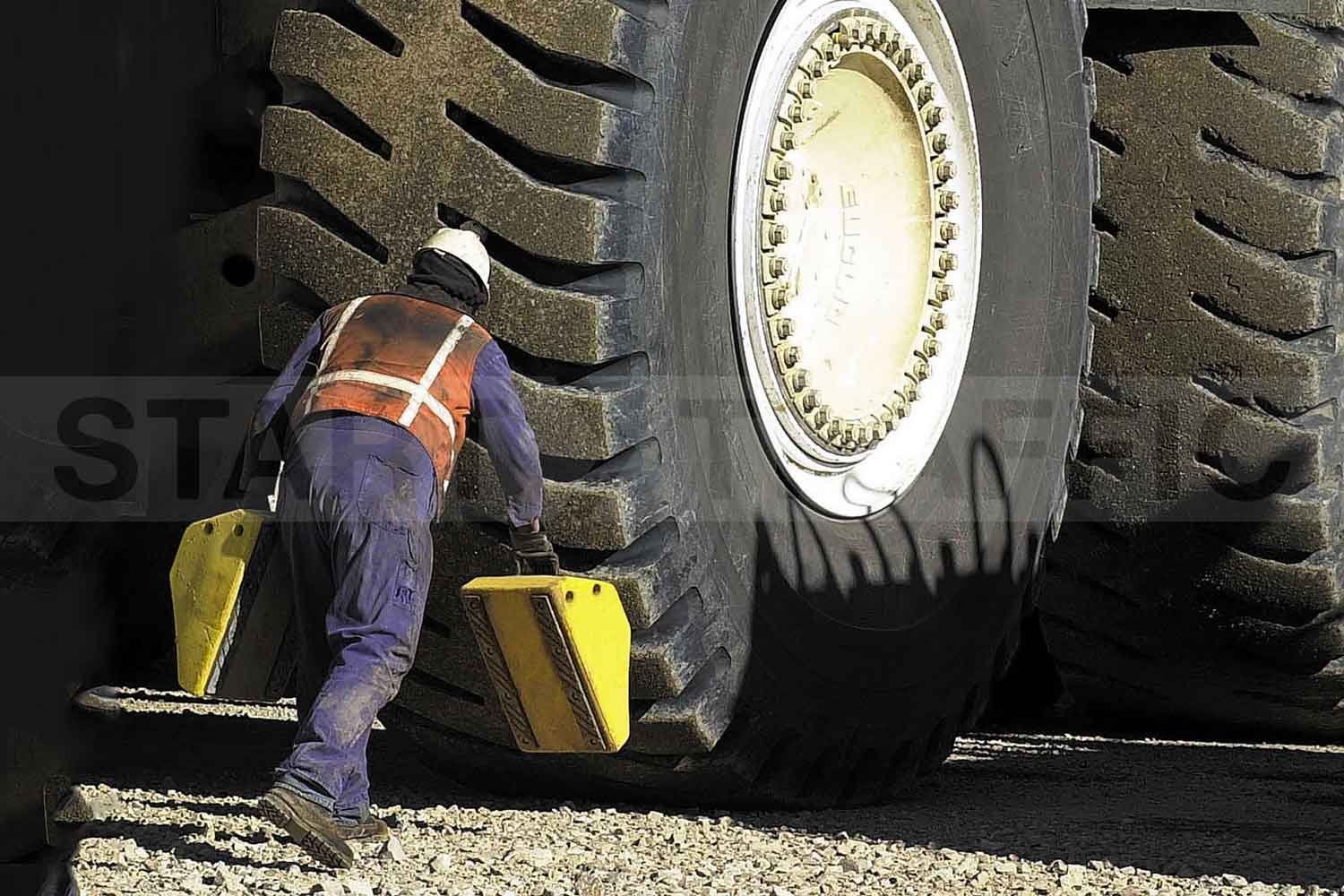checkers-safety-mc3012-wheel-chock-heavy-duty-in-use-inline.jpg