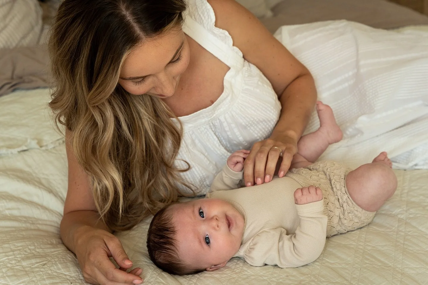 Lekker kroelen op bed 🥰
En dat koppie is toch te schattig. Ik ben dol op die momentjes dat een baby&rsquo;tje even zo spontaan de camera in kijkt 

 #lifestylenewbornshoot #terheijden #moederschap #newbornfotografie #babyfotografie #newbornphotograp