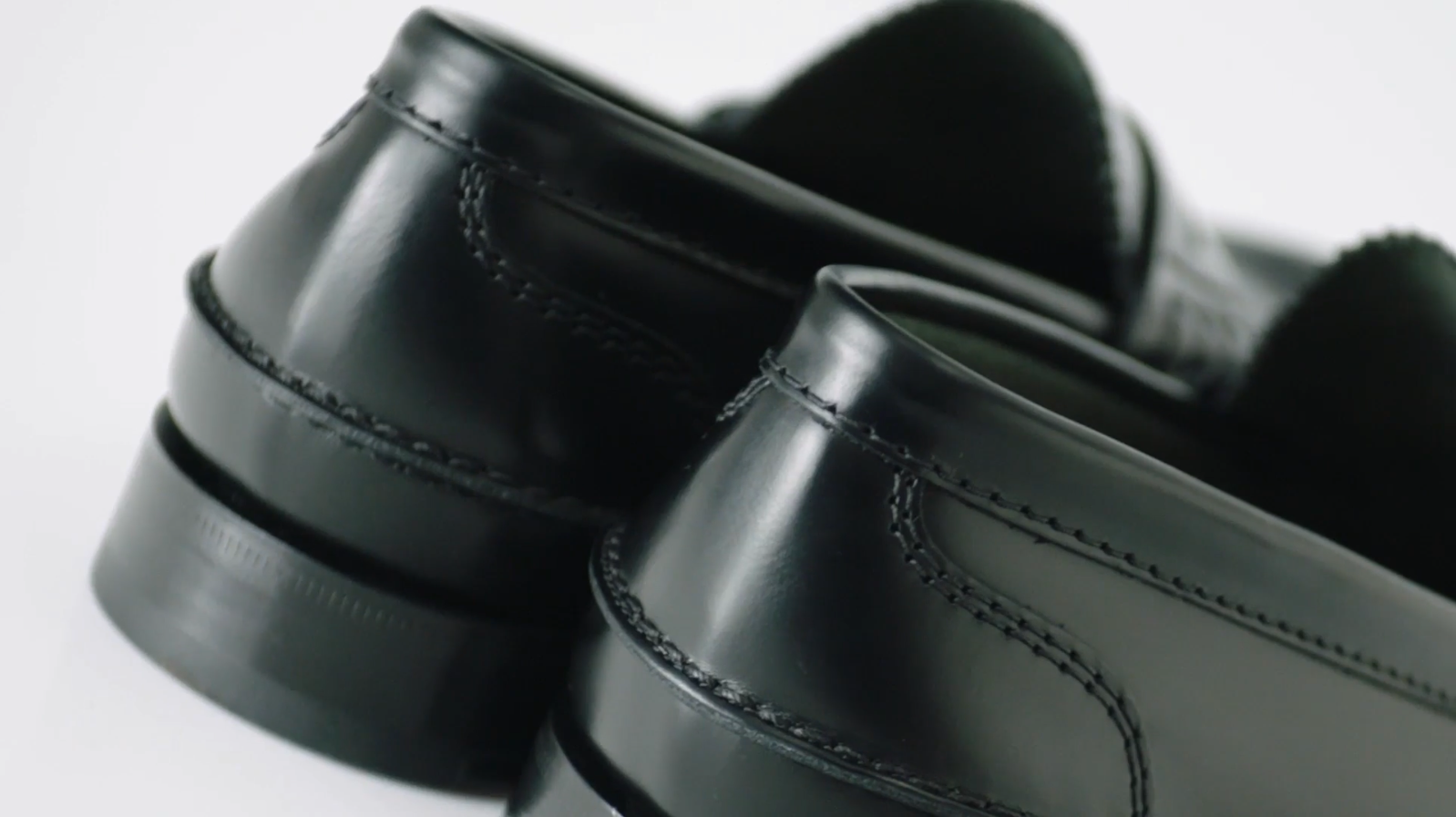 Primo piano di un paio di scarpe nere in pelle lucida.