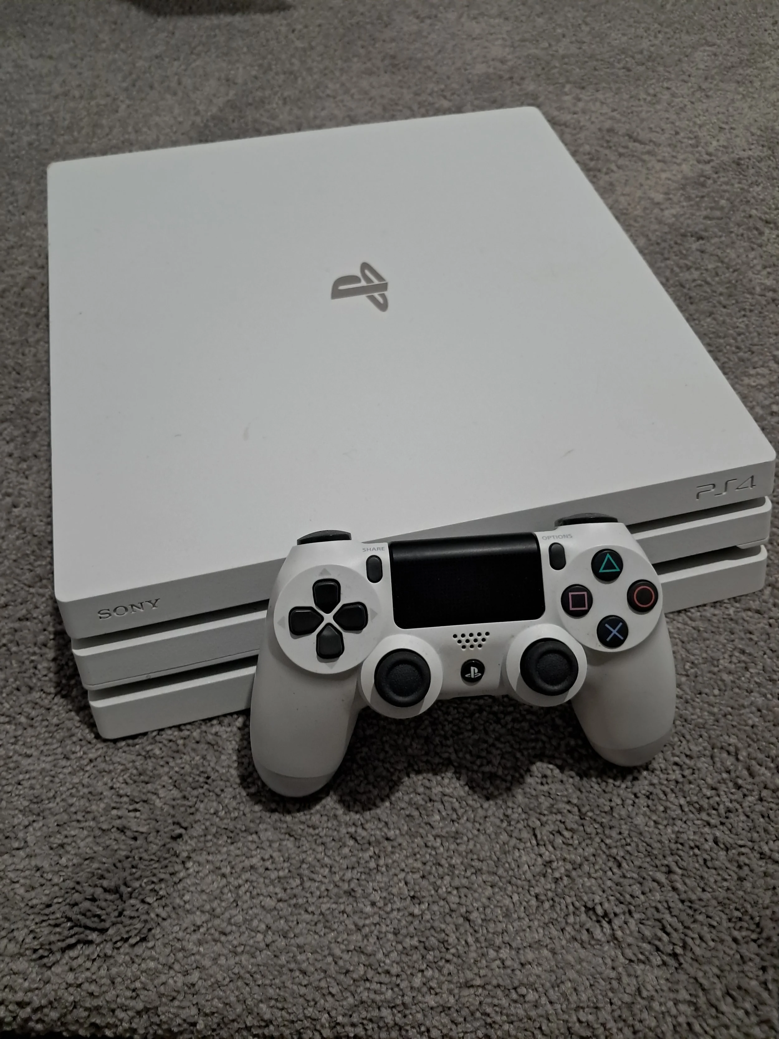 PlayStation 4 Pro (White)
