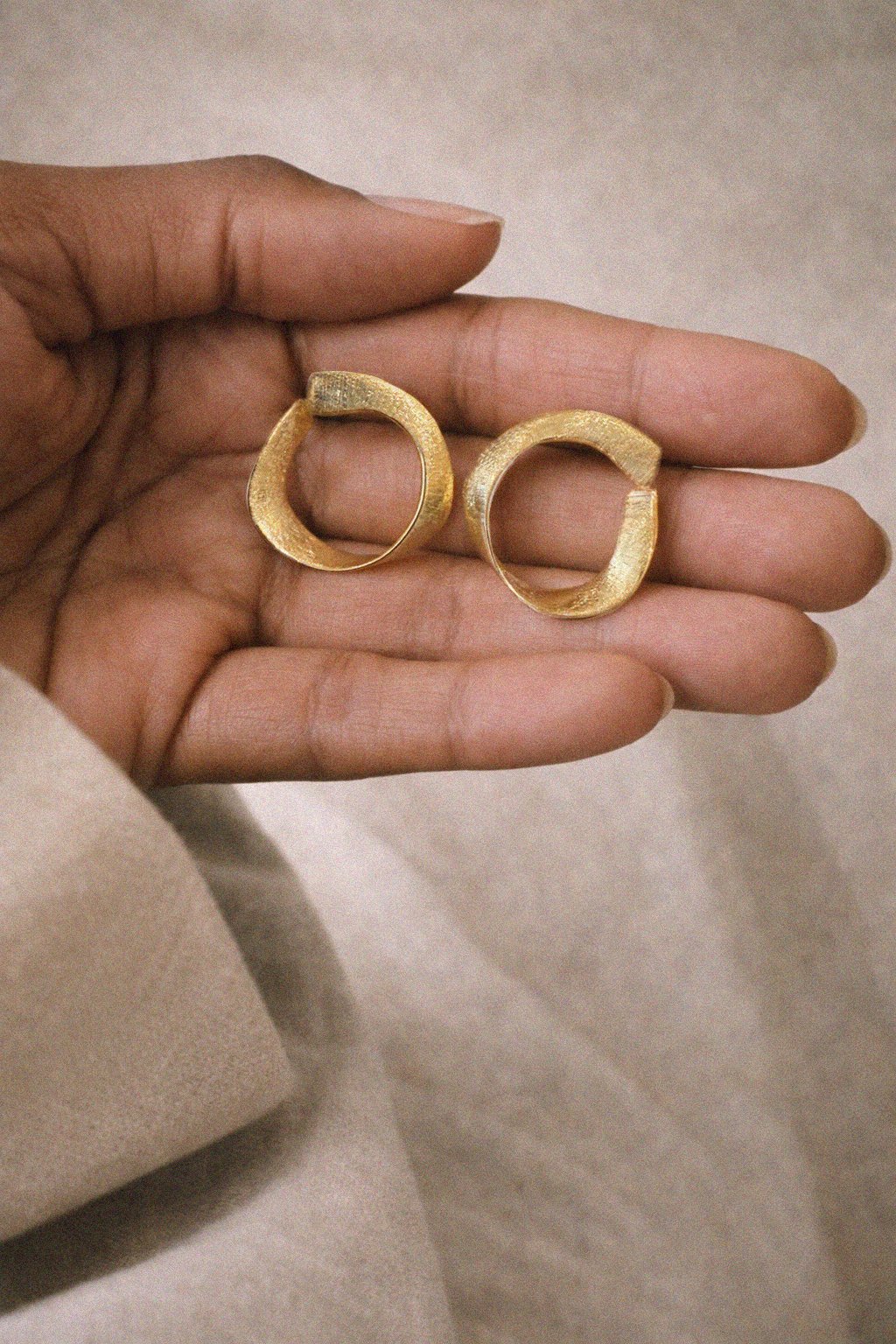 Twist hoop earrings in yellow gold - held2.jpg