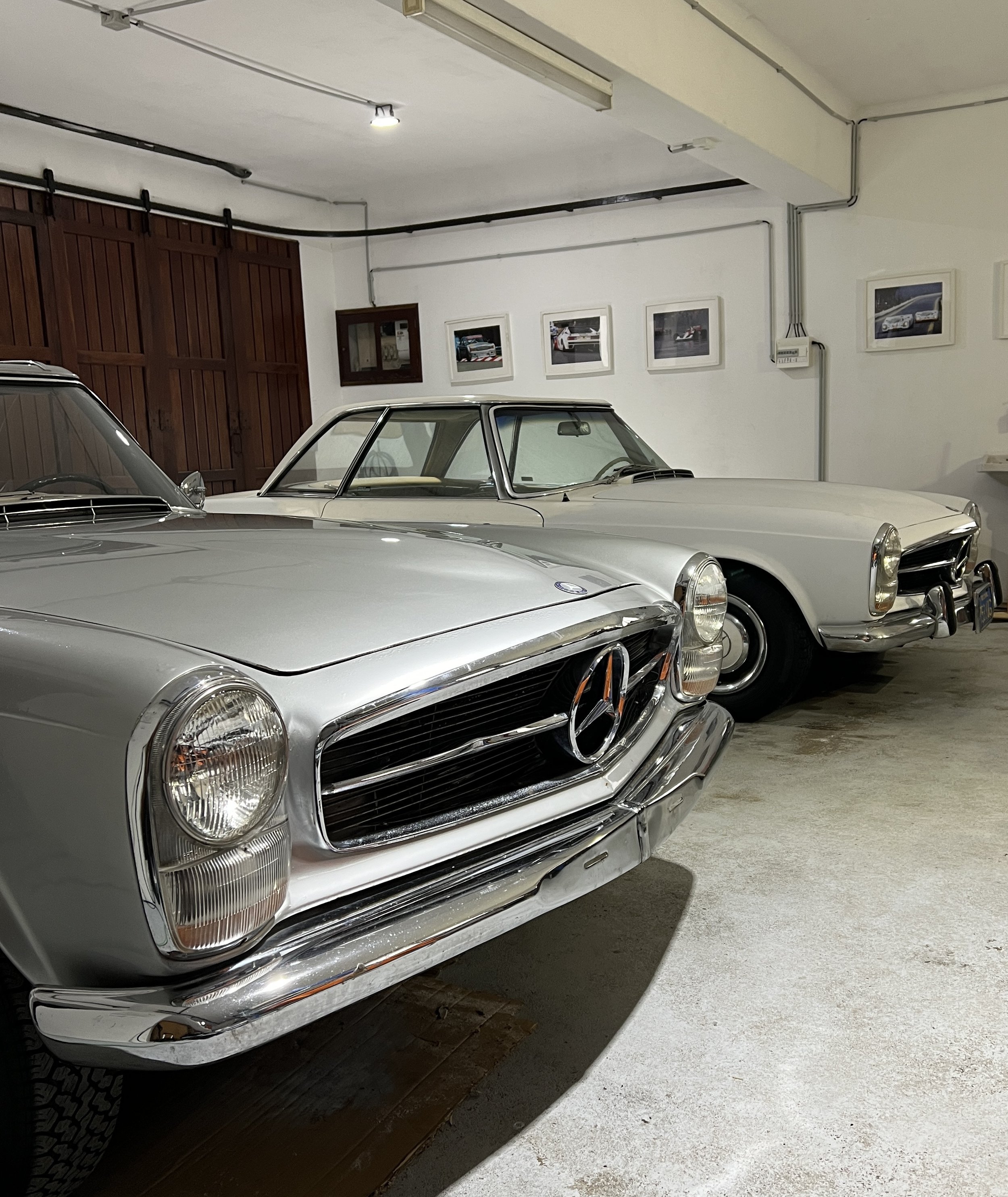 Two Mercedes Pagodas. Dois Mercedes Pagode on a garage Portugal