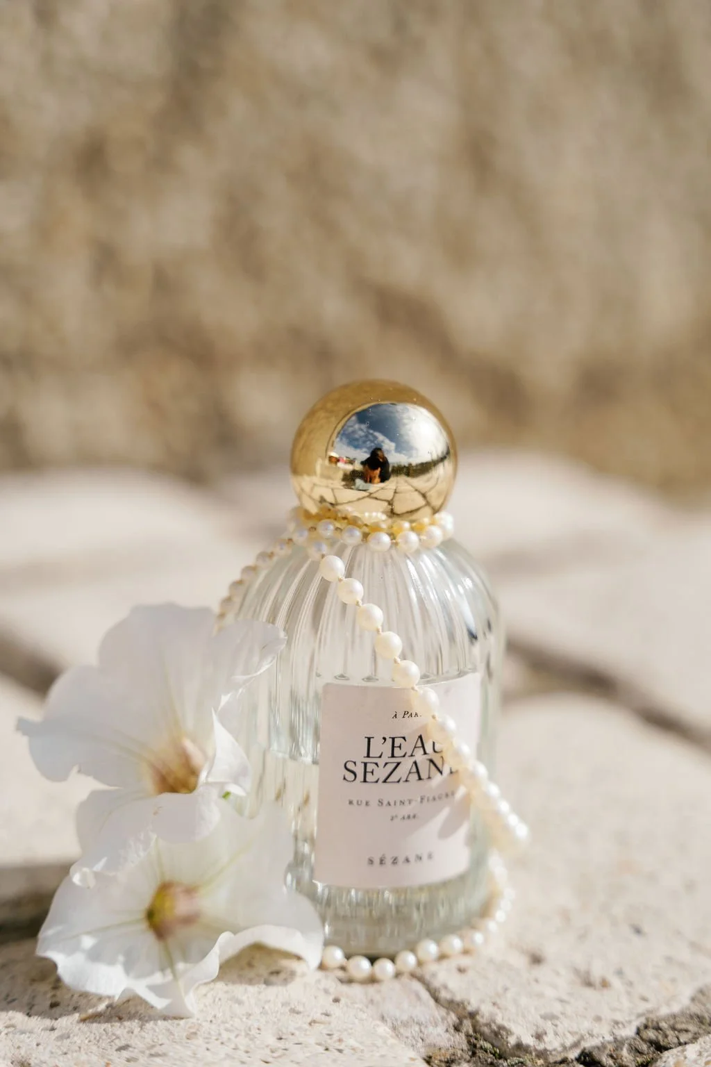 Jeune femme en robe de mariage tenant un bouquet de fleurs blanches