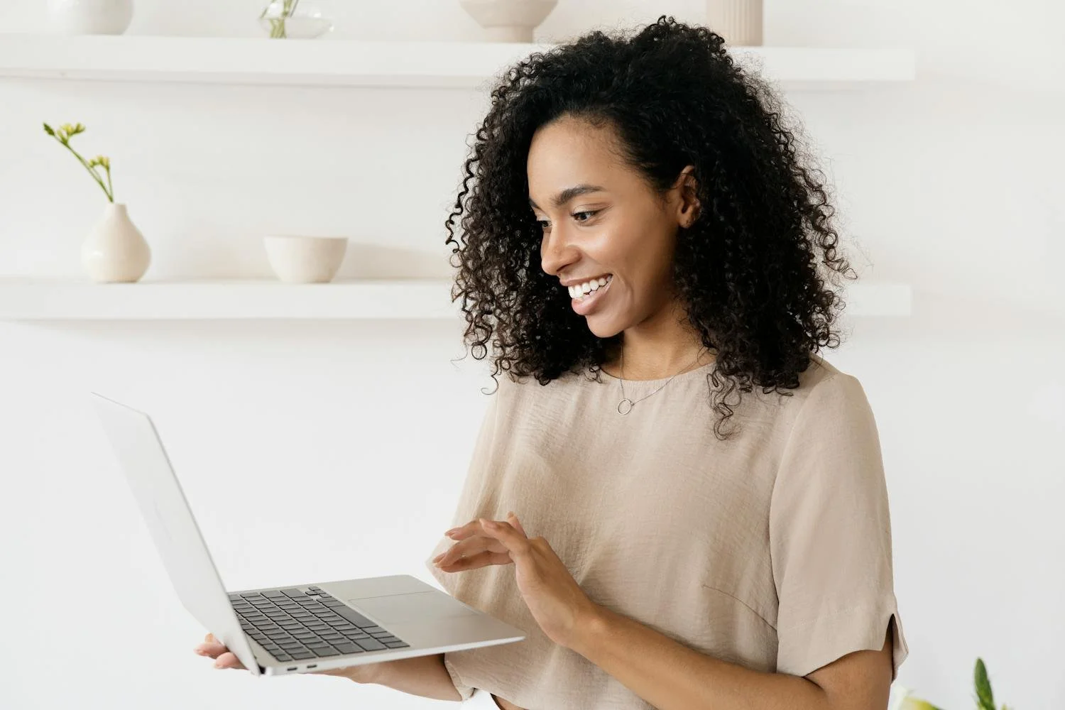 Photoshoot example: close-up of woman holding laptop