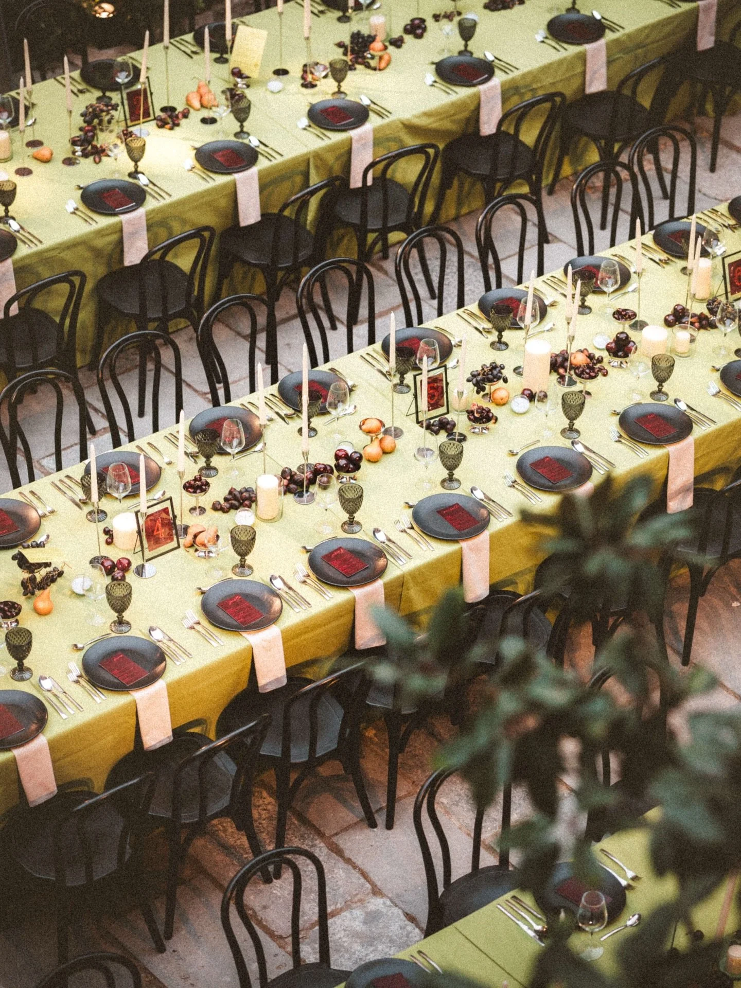 Una mesa lista para una noche inolvidable 🍷
#venuescdmx #weddingscdmx #weddingplanner 

@lum_eventos 
@lum_flores 
@caso_mx 
@cumulofoto