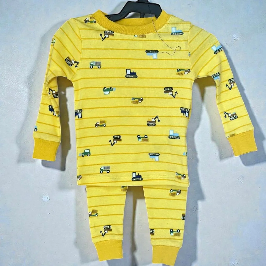 This boys' tee and pants set features a cheerful yellow design with a playful construction vehicle pattern. Made with soft, striped fabric and ribbed cuffs, it's perfect for comfort and style.