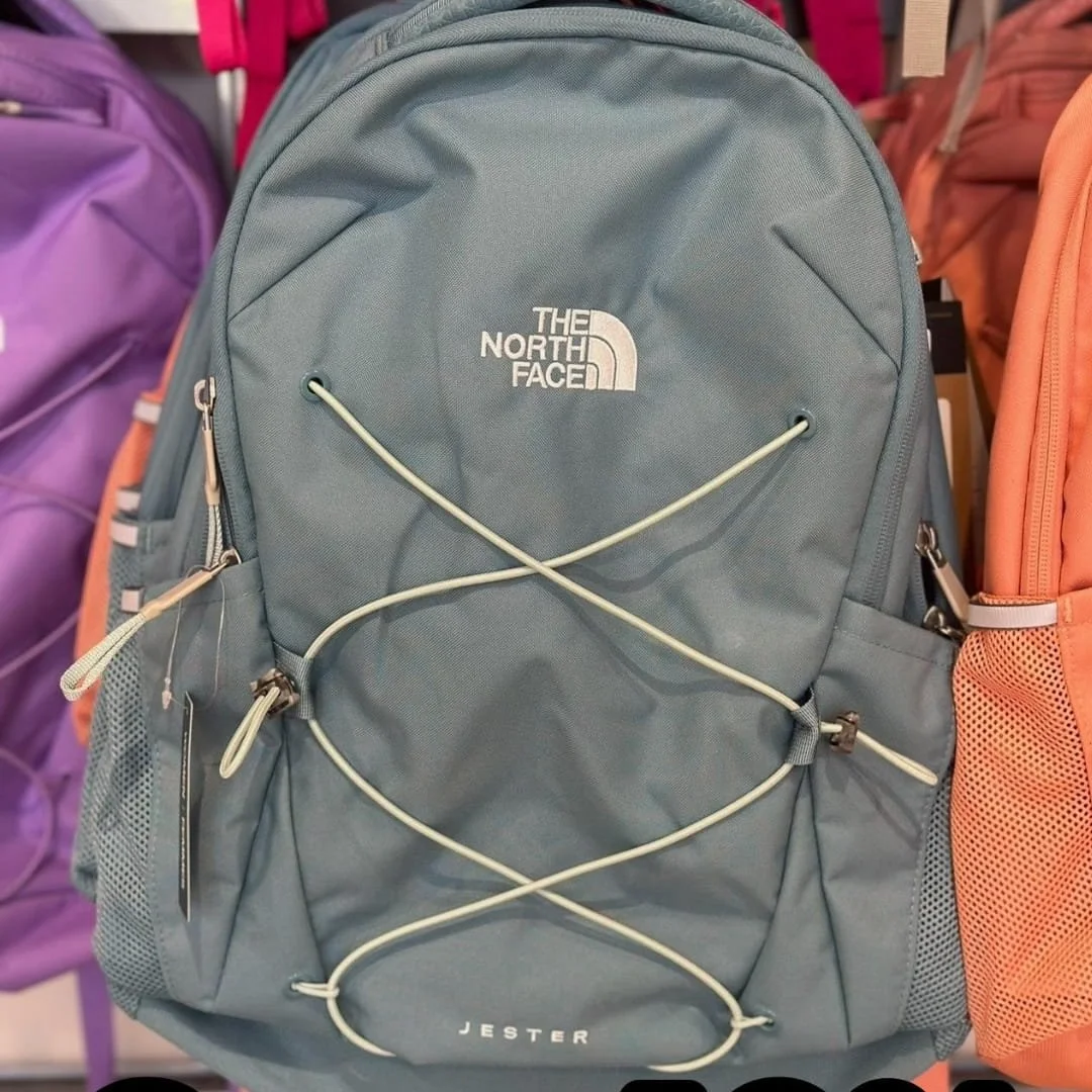 The North Face Jester women's backpack combines style and functionality with its light blue design, bungee cord system, and spacious compartments. Perfect for daily use or outdoor adventures.