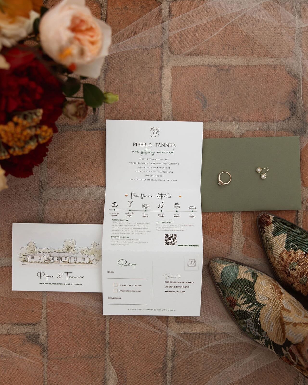 #flatlayfriday featuring Piper + Tanner&rsquo;s custom invitation suite, complete with a stunning venue watercolor portrait! ✨ 

Venue: @baucomhouse 
Planner: @alysonjean_events 
Photographer: @hannahneildphotography 
Florist: @goldenflorashop 
Invit