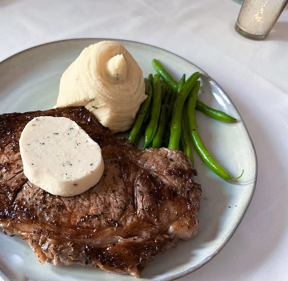 Perfectly cooked steaks, craft cocktails, and good company — that’s the End Cut way. π·π₯© Book your table today