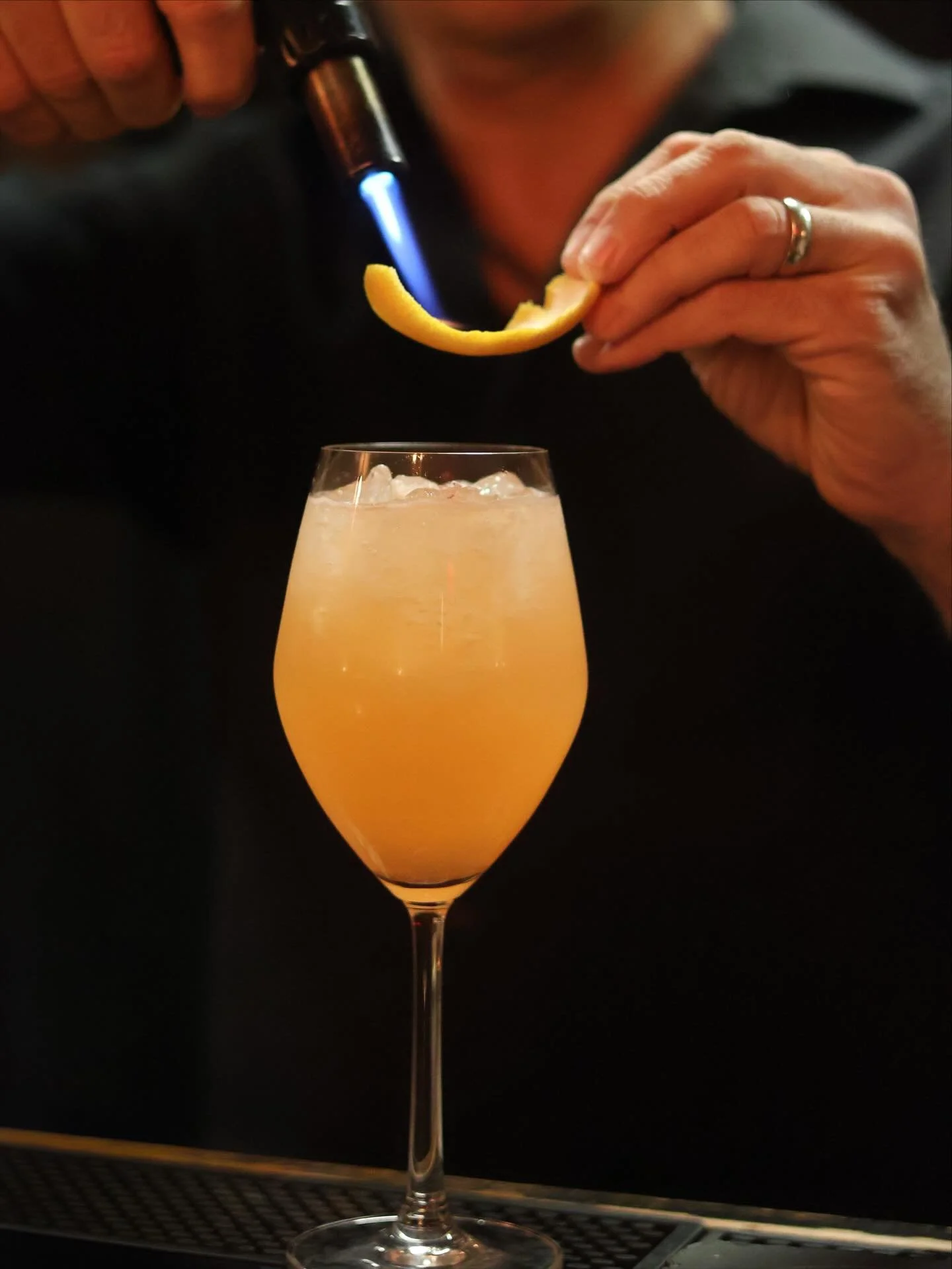 End Cut is known for our unforgettable food&hellip; but have you heard about our bar-crafted cocktails? 🍸✨

From the Blackberry Gin Smash to the Apple Cider Cosmo, Blood Orange Sour, and the Venetian &mdash; each sip is shaken to perfection.