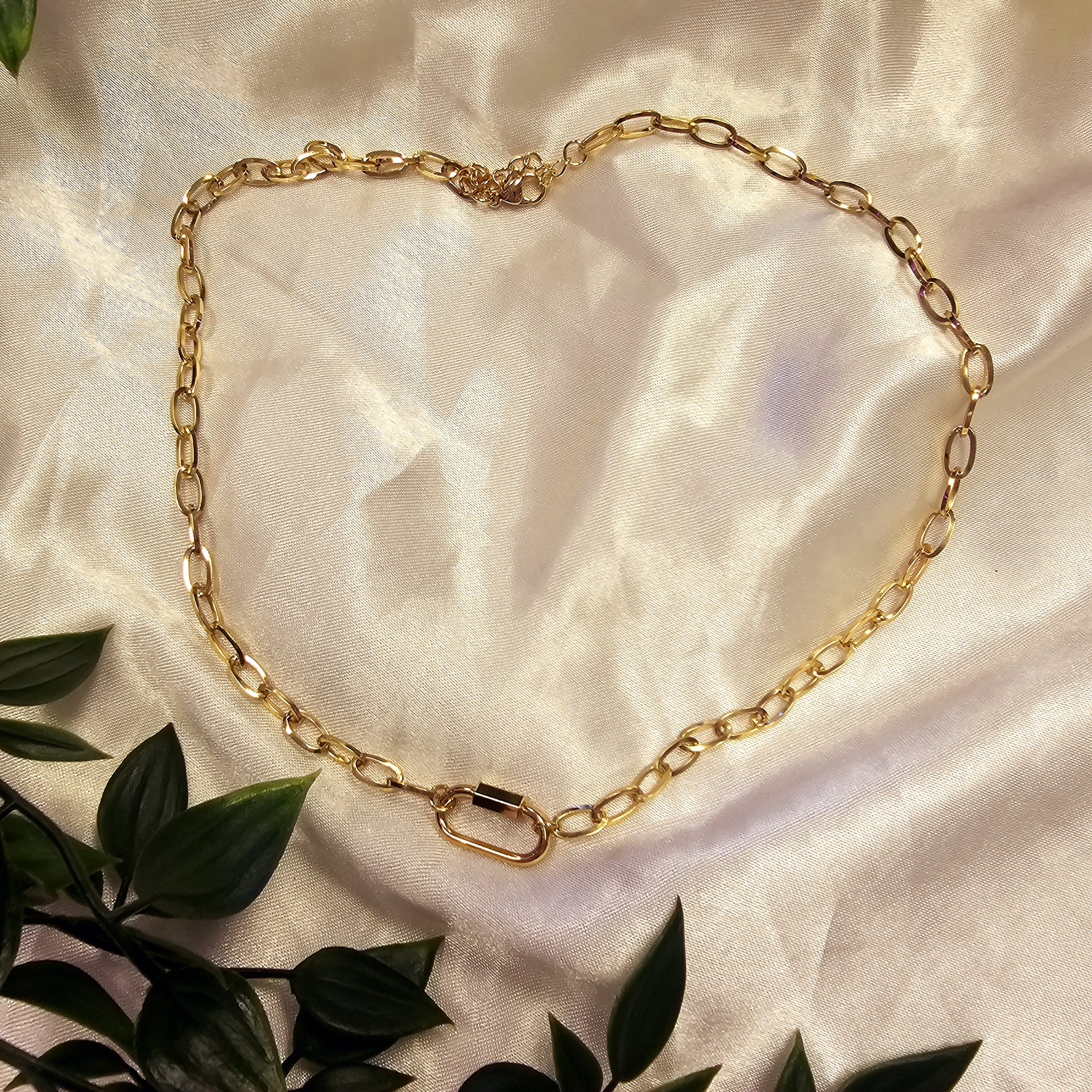Gold Chain Middle Loop Necklace