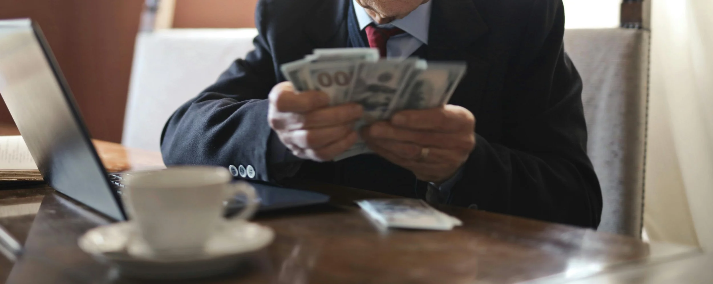 INCERTIDUMBRE, DESCONFIANZA E INVERSIÓN