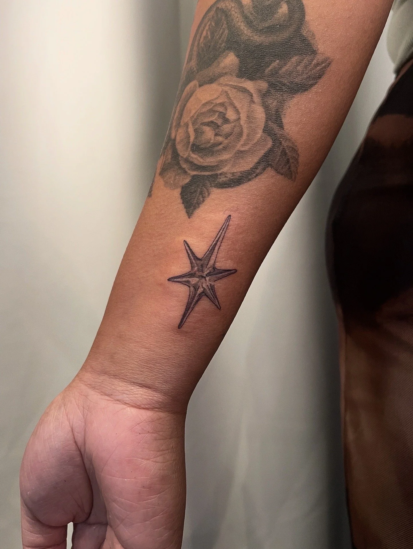 Katt - chrome star tattoo