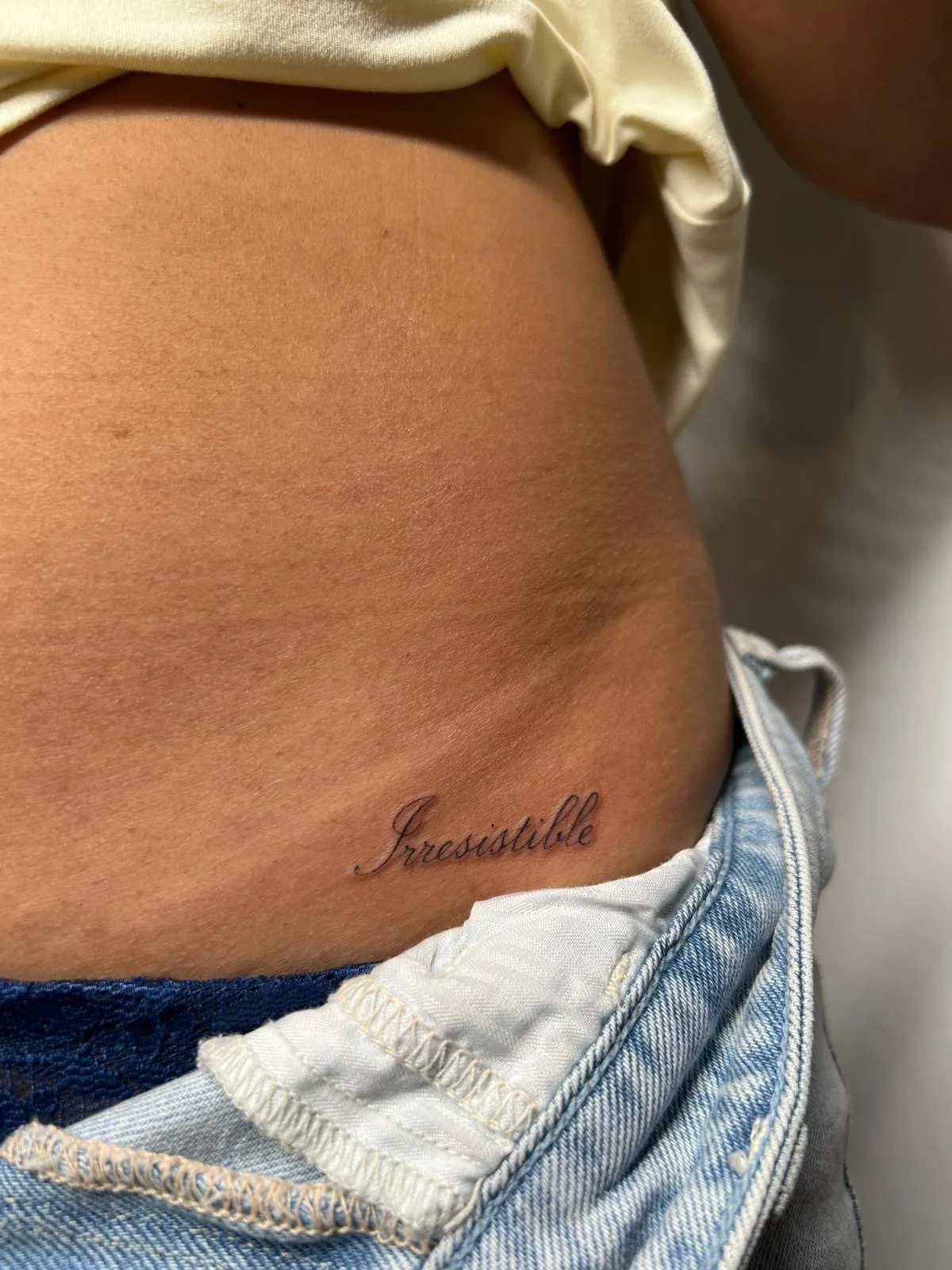 Luz @Luztattz - Classic script in a thinner style