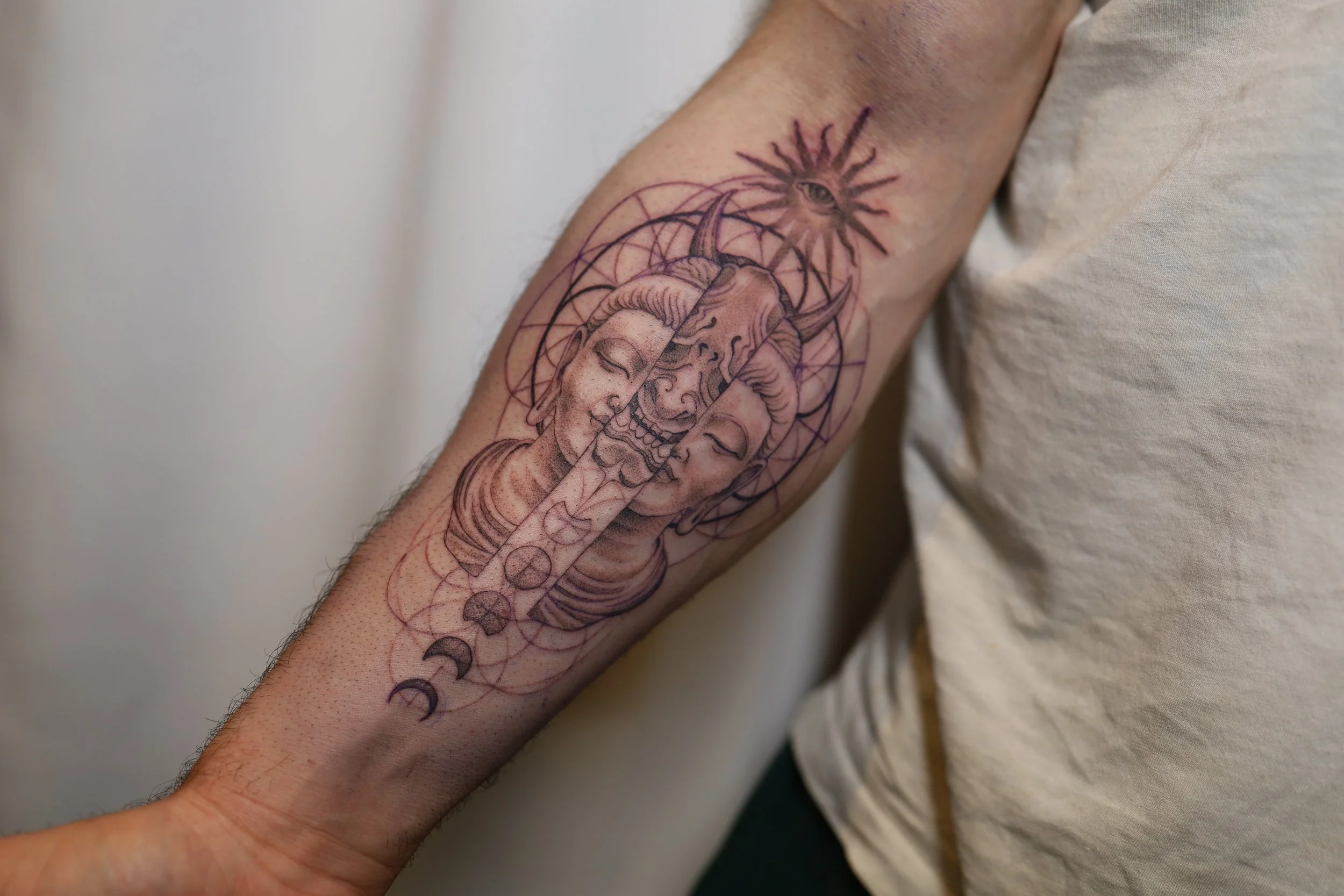 Katt - realistic Buddha with decorative elements