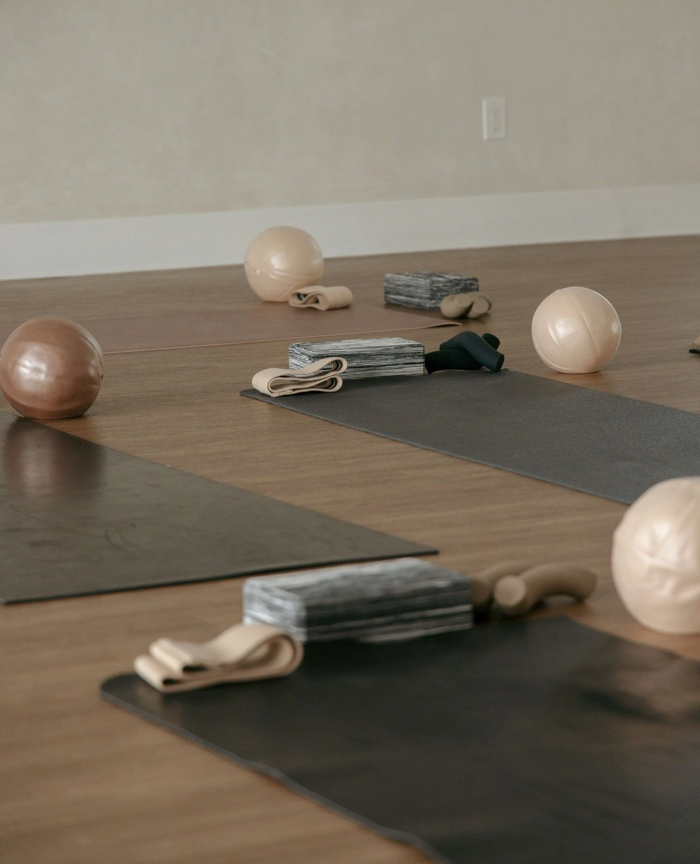 Curious about Mat Pilates but not sure what to expect? 🤍⁠
⁠
For 60 minutes, you'll work through intentional, controlled movements with plenty of attention to alignment, stability, and control. You&rsquo;ll work your core, glutes, and smaller stabili