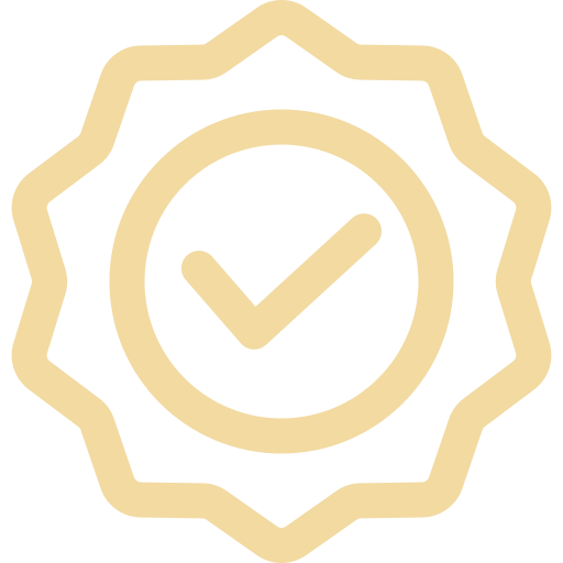 Beiges Badge-Icon mit Häkchen als Symbol für Qualität und höchste Standarts