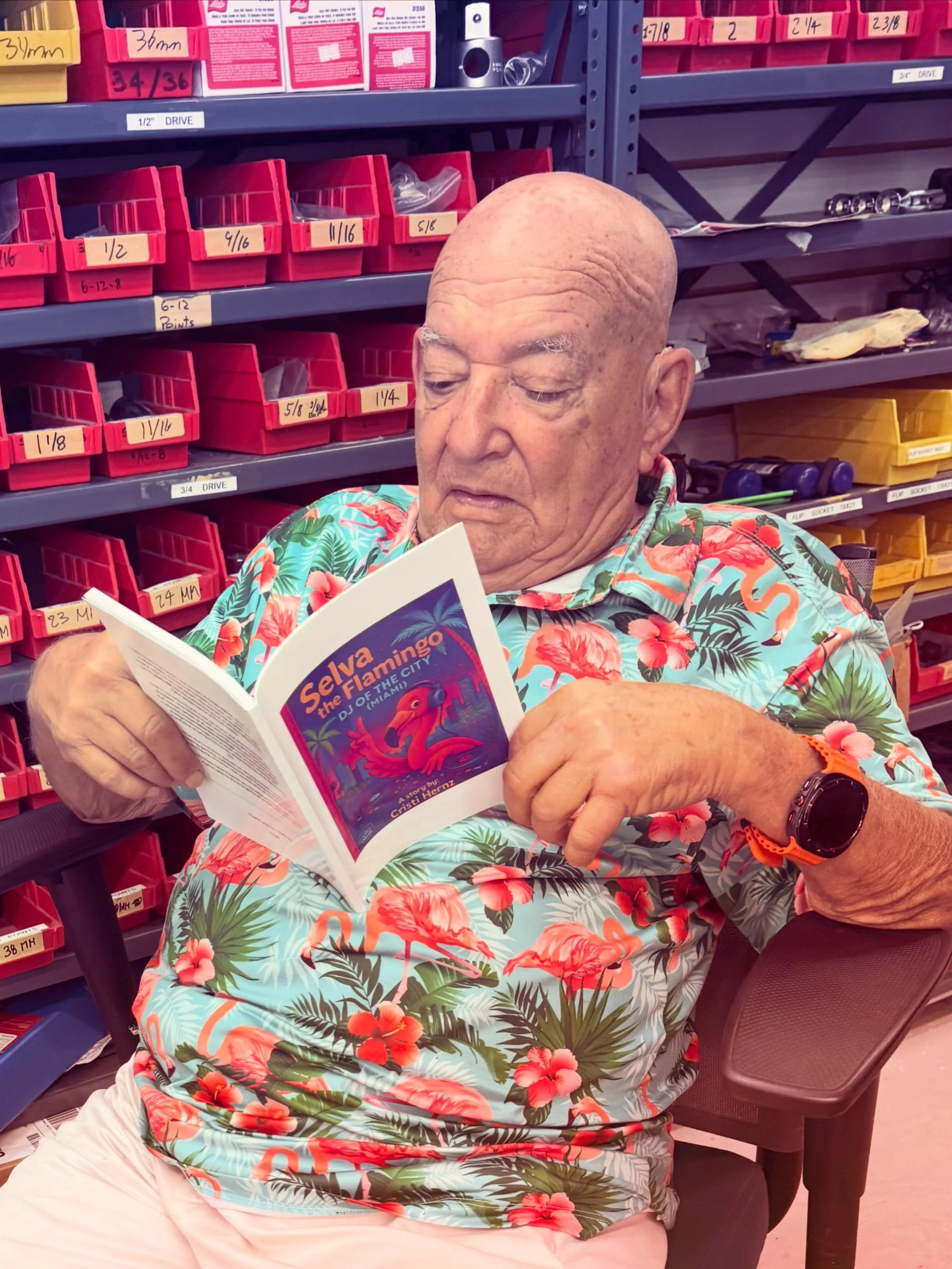 Abuelo reading @selvatheflamingo 😍🦩💖 By: @cristihernzofficial