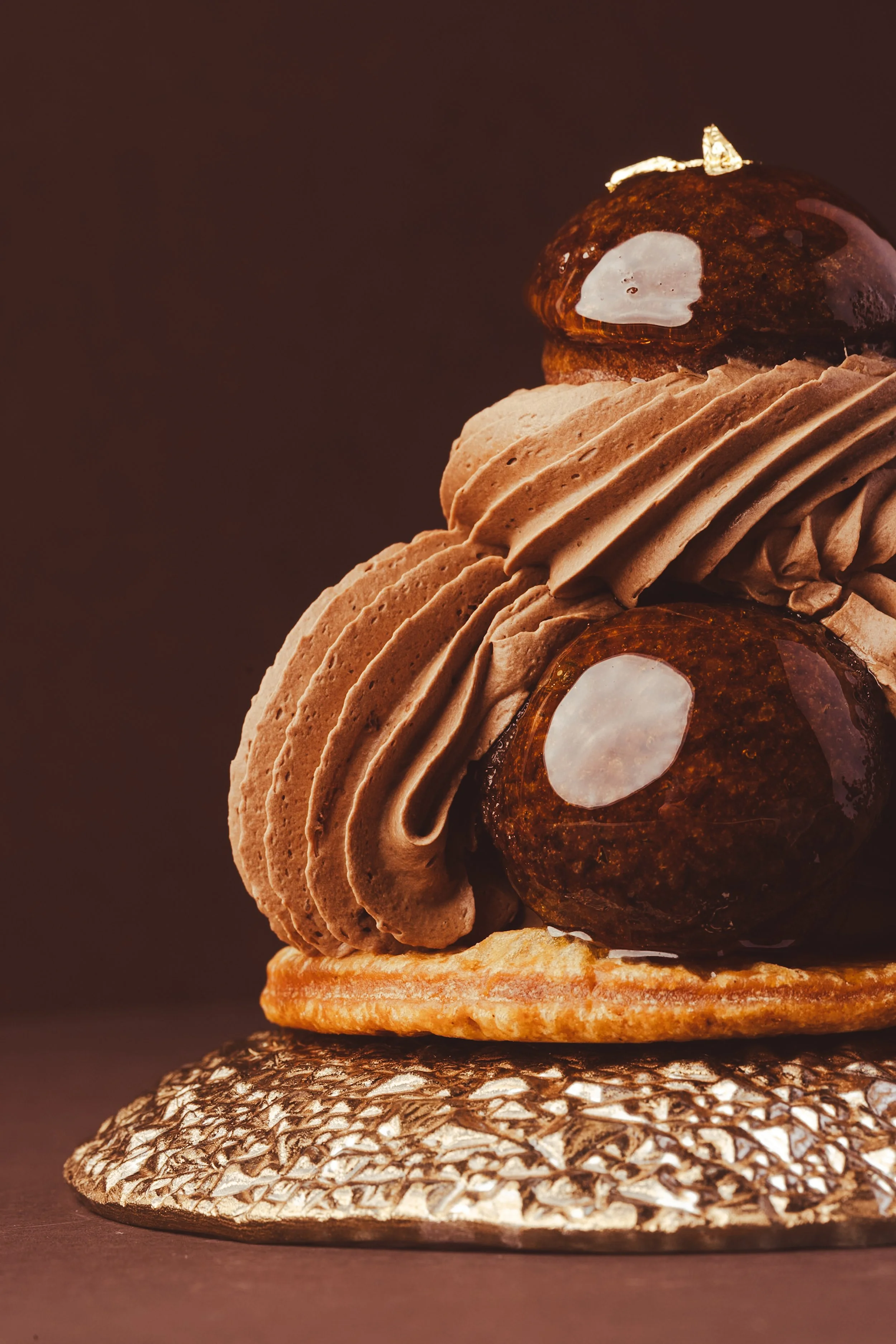 Two coffee boxes labeled "Kaffeelix" with details about "Inmaculada Gesha" and "Red Gesha" on white packaging, placed near a vertical textured cylinder.