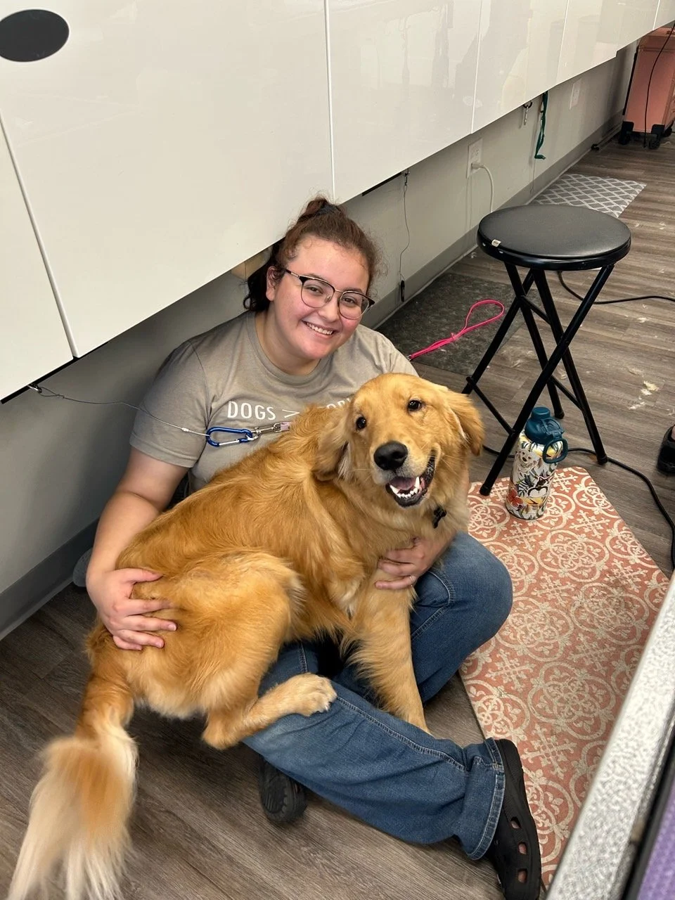 Maria, a pet groomer at Twin Tails.