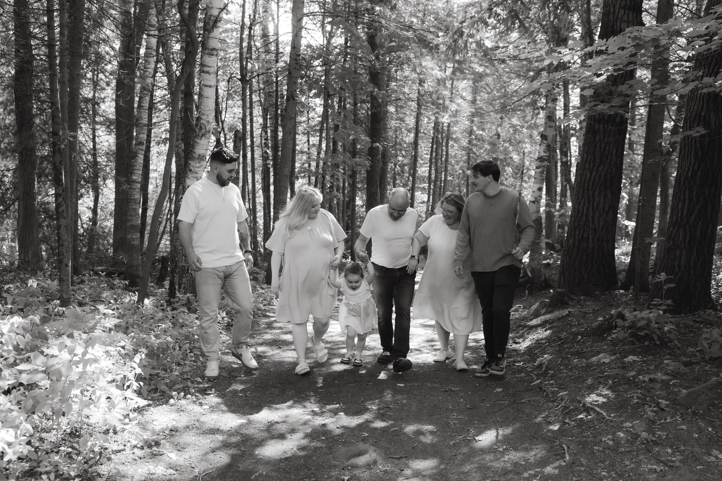 famille qui marche noir et blanc