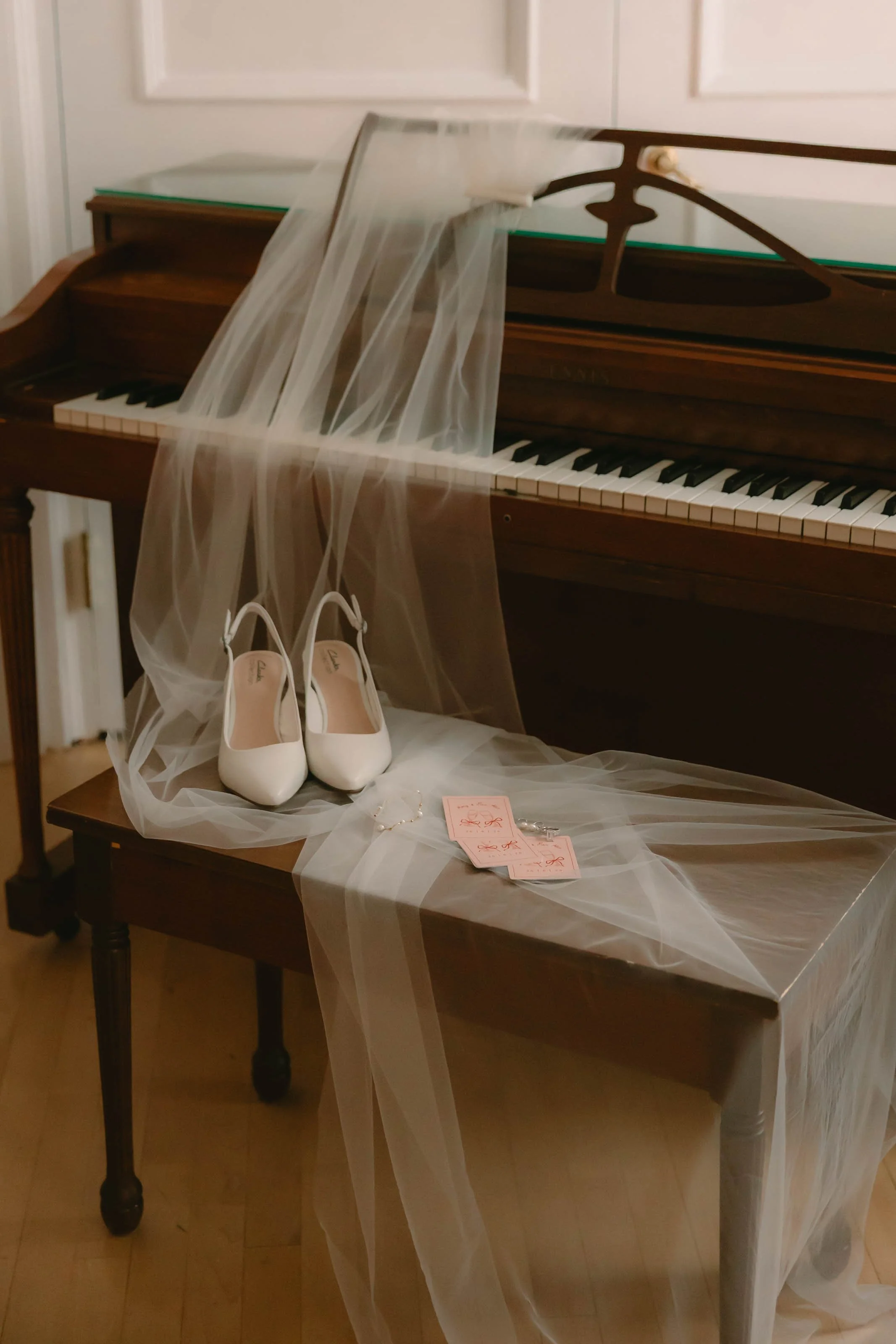 détails voile sur piano
