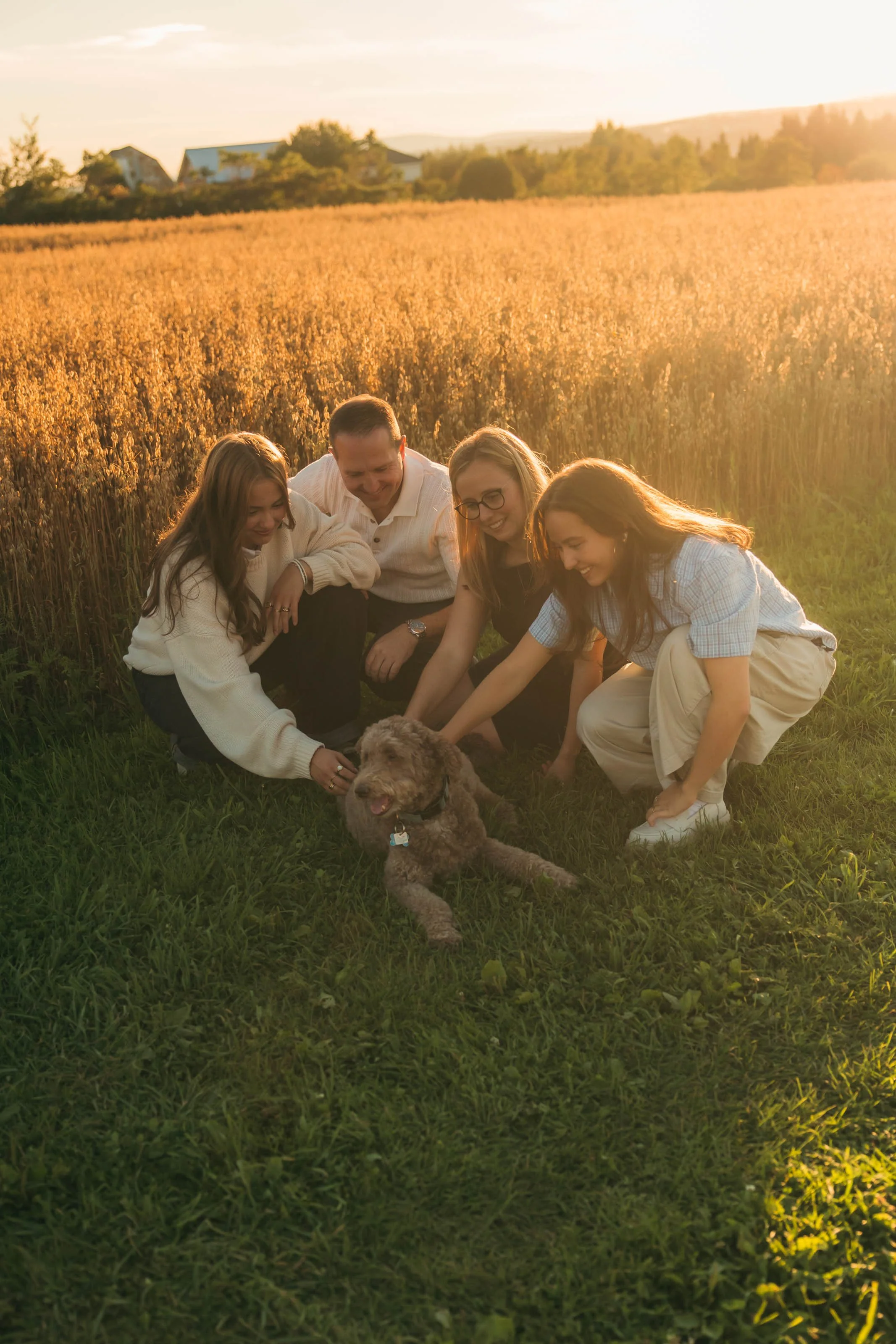 famille et chien golden hour