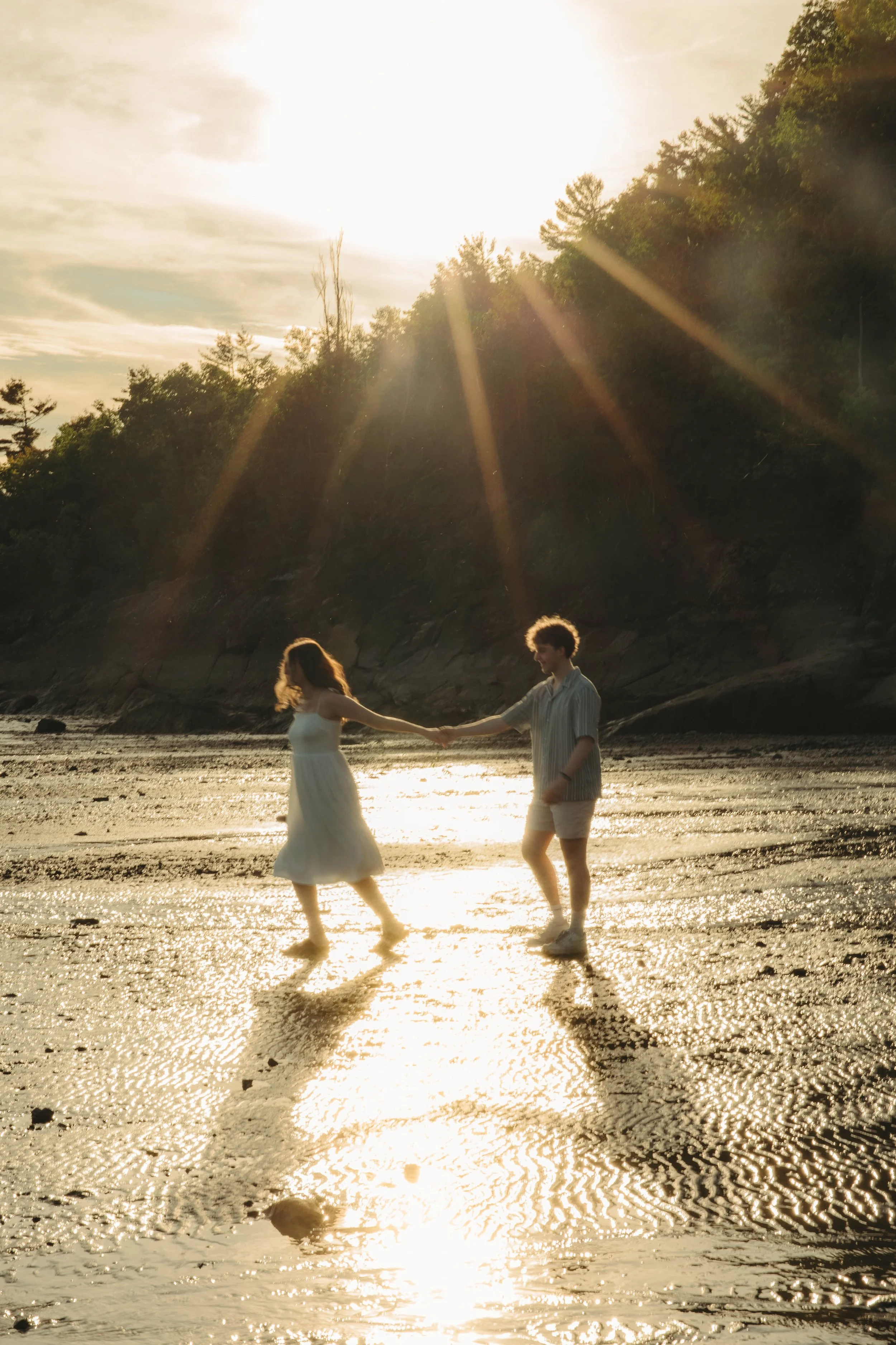couple golden hour plage