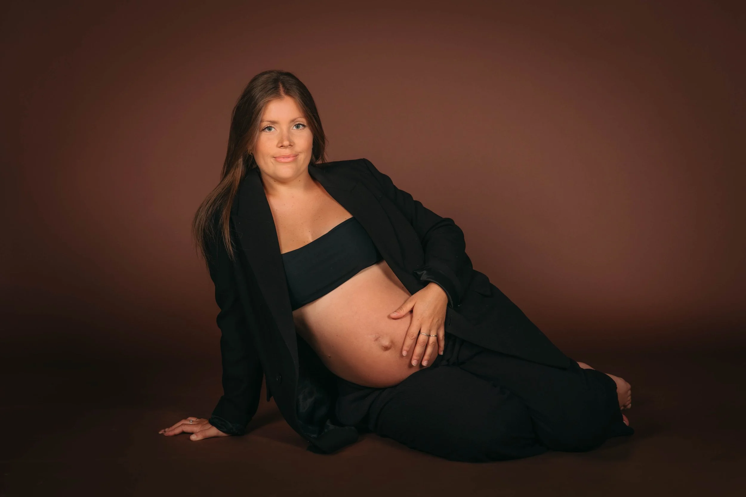 Femme maternité studio fond brun