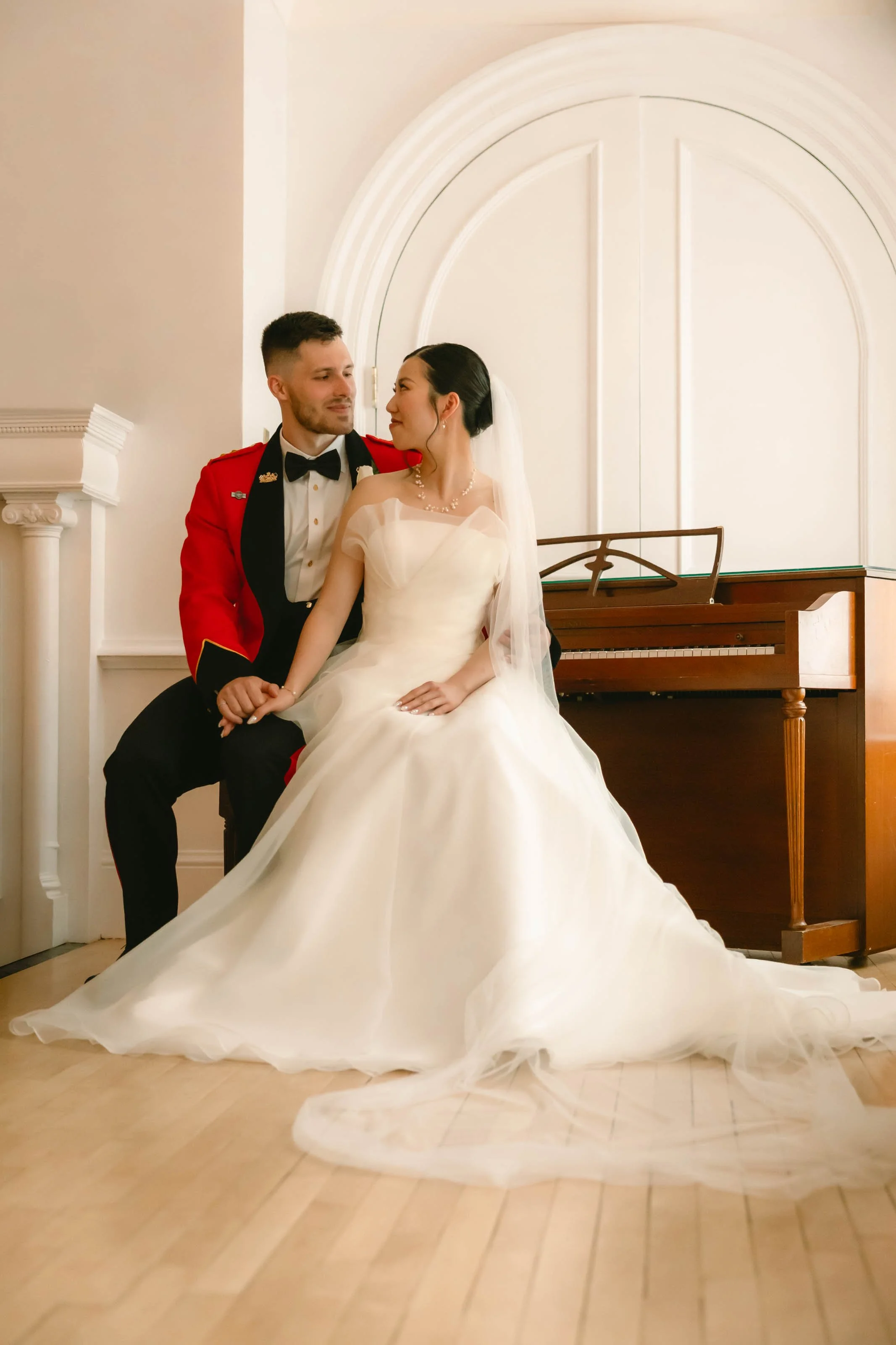 couple mariés sur piano