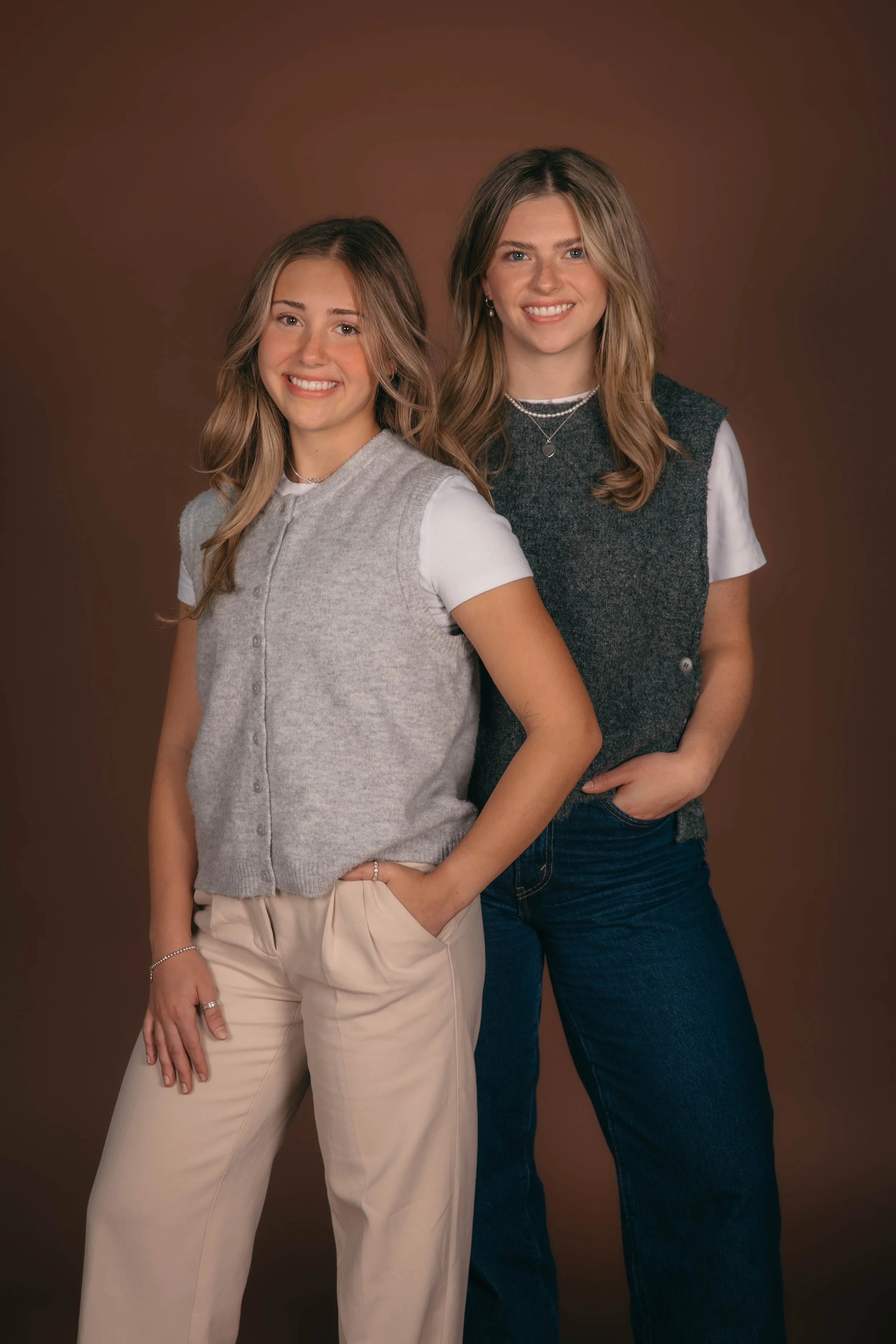 duo portrait fond brun