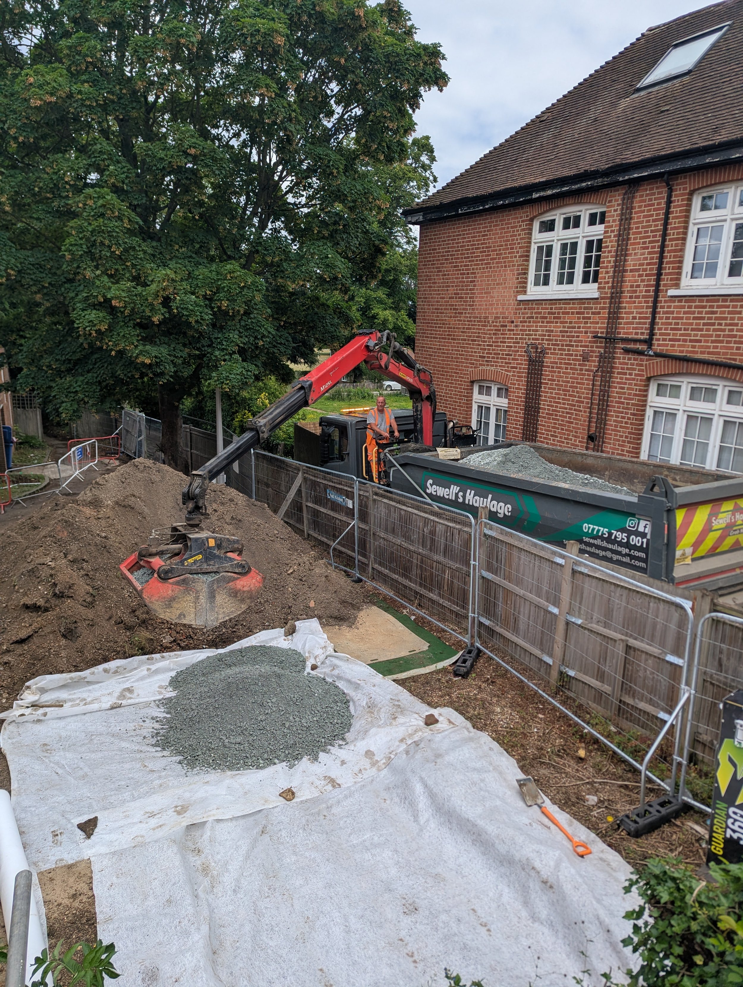 sen school croydon grab lorry loading aggregates