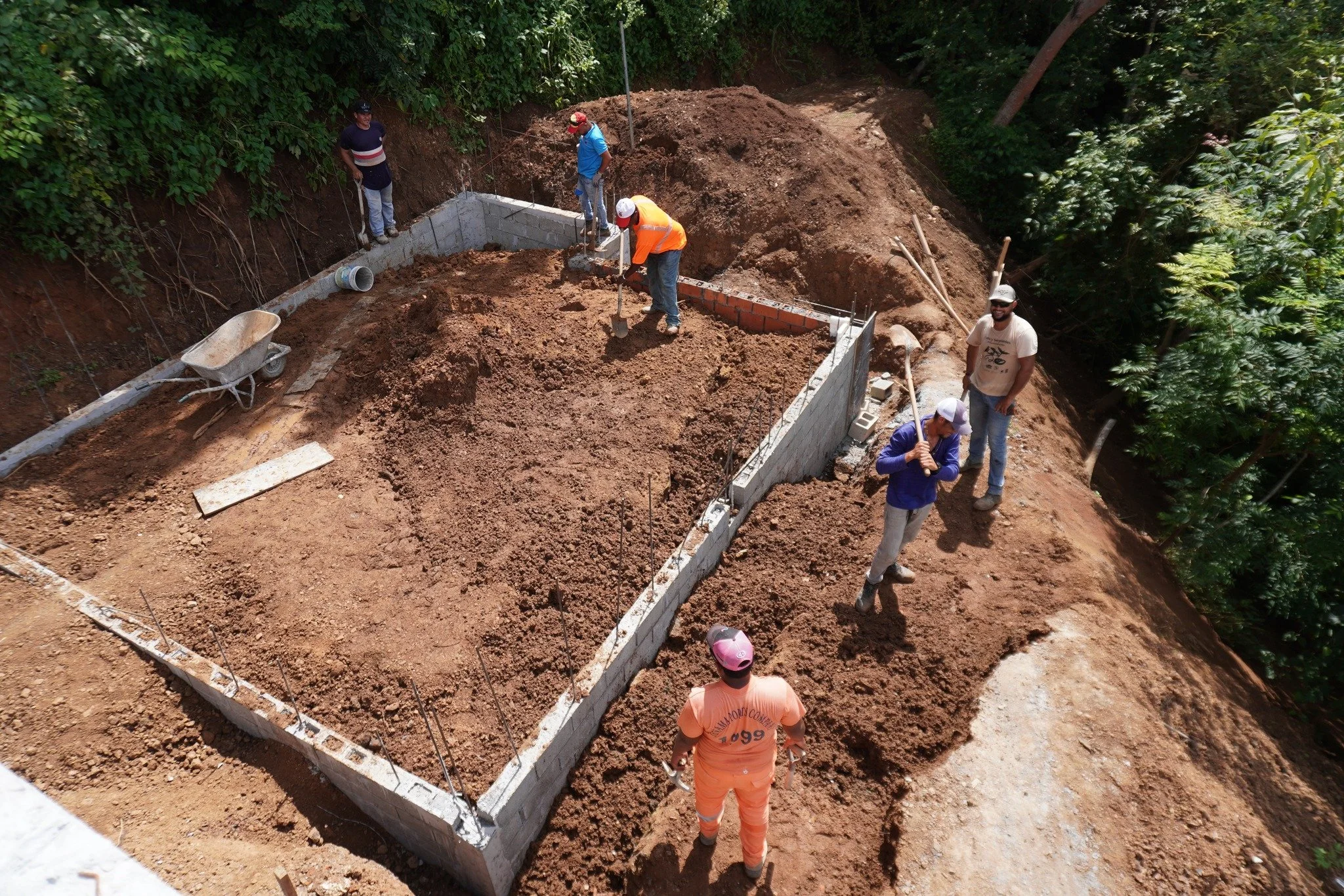We&rsquo;re back to ground level and laying the footings for our client&rsquo;s casitas! 🏠👷&zwj;♂️ This phase is all about building a strong foundation, especially when you're working on the side of a hill. That&rsquo;s where Trustworthy Oversight 