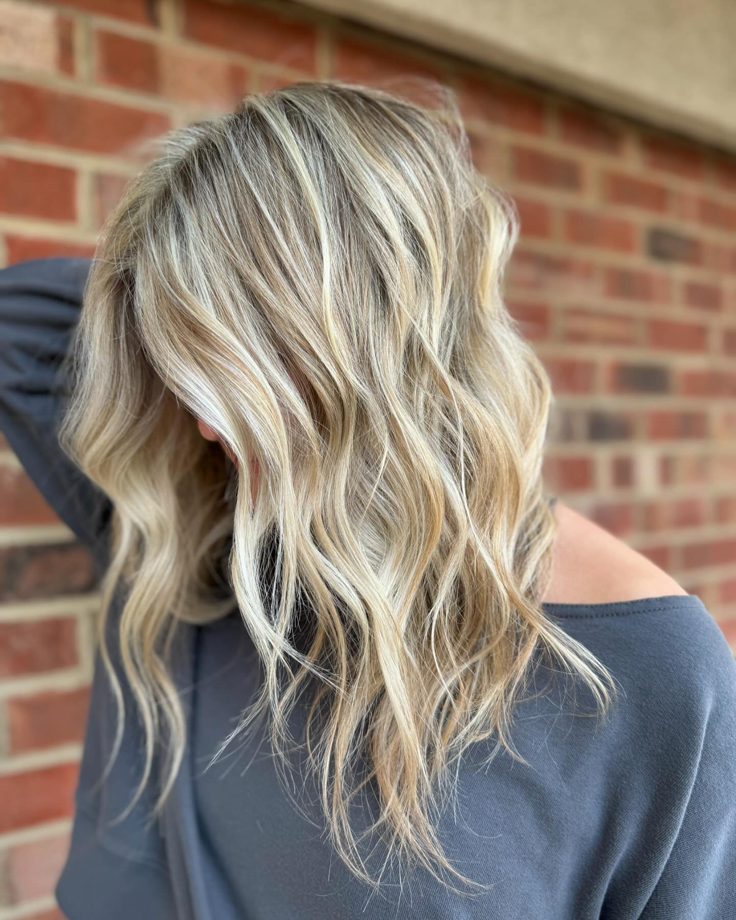 Love a good highlight/babylight/tip out! @paige.coatney #blondeblacksburgva #blacksburgblondehair #JunipersalonVA