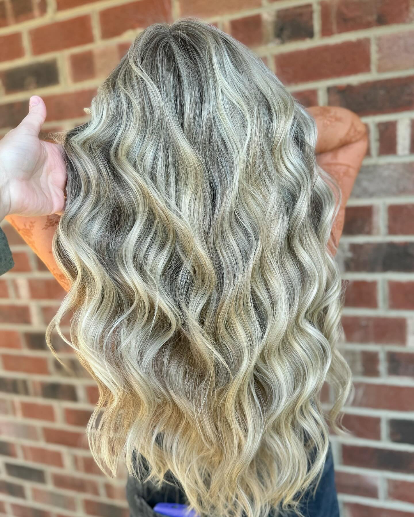 We did a fresh trim up&hellip;refresh her new growth with blonde and some babylights for easier outgrowth and a few tip outs. Finished with a glaze blowout and some gorgeous waves.
