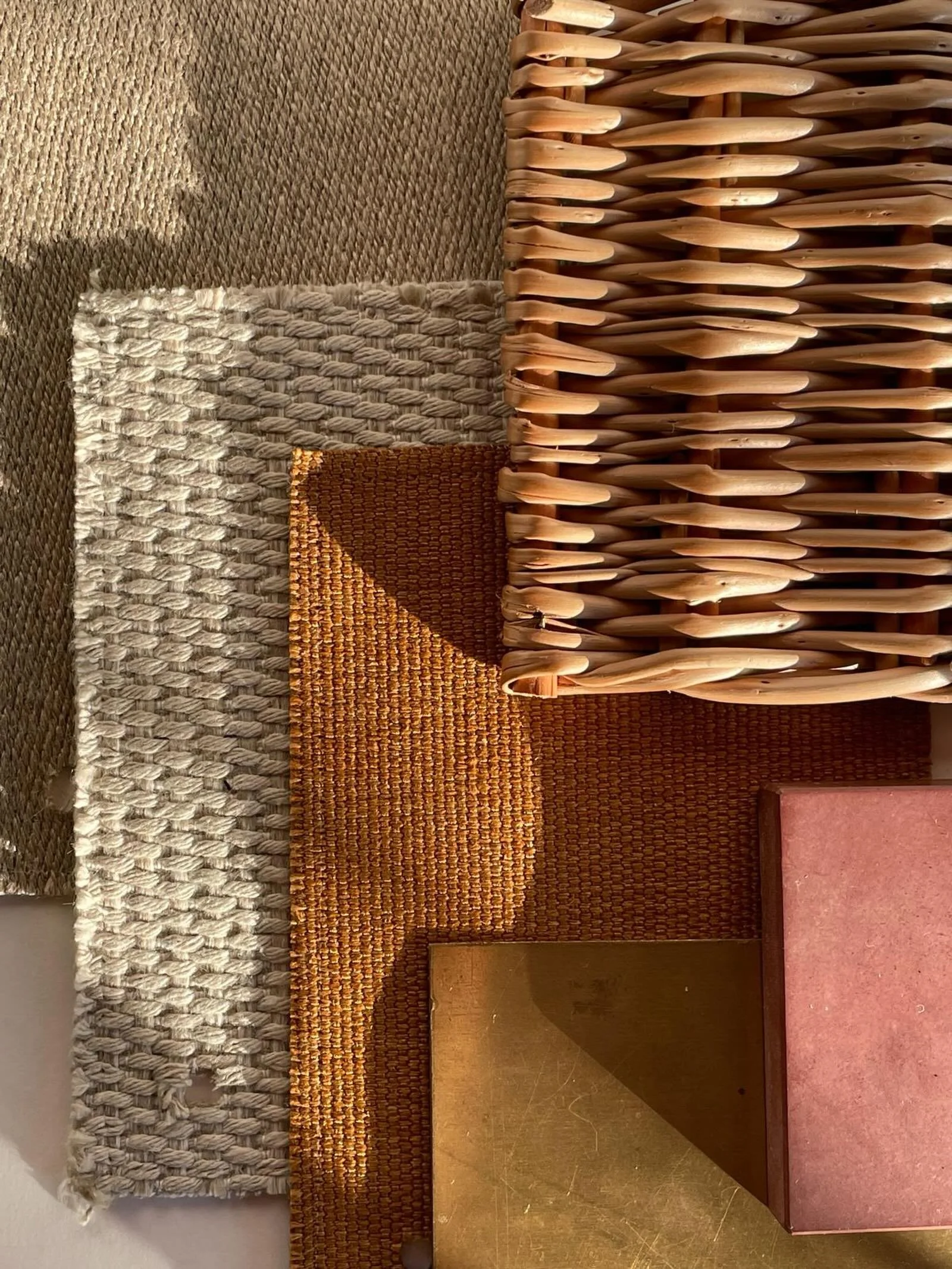 *

Textures carry atmosphere.

Woven fibres, natural wood, aged surfaces, filtered light: the tactile quality of a space shapes how a place is experienced beyond the visual.

Often, comfort begins at a sensory level.