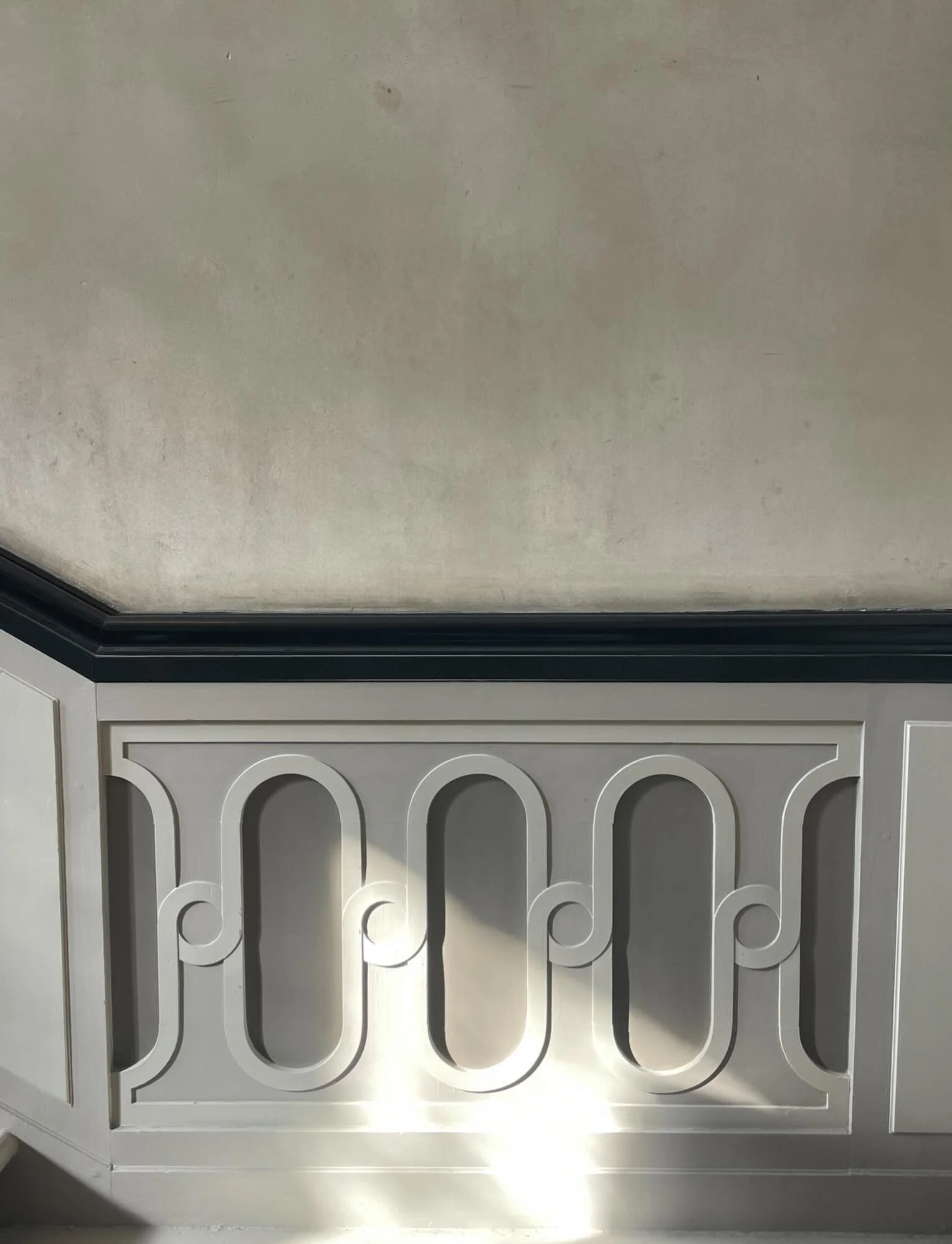 *

Some details are carried from one generation to the next.

Not because they are fashionable,
but because they continue to bring beauty, rhythm and proportion to a space.

Every culture leaves behind its own architectural language.

Learning to rec