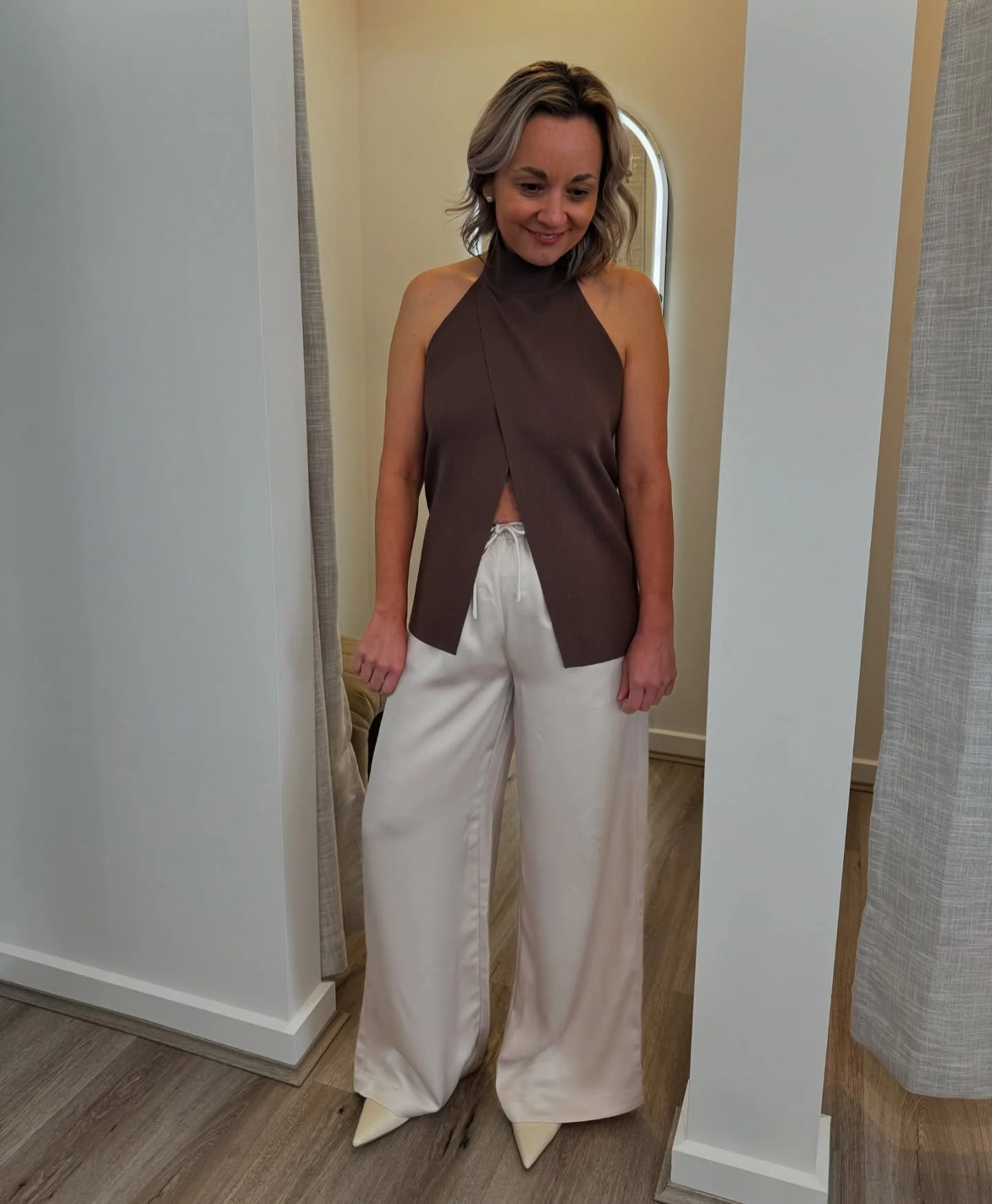 Where sophistication meets edge 🤍
The Gisele Knit top by Elka collective is lightweight, flattering, and designed with those little details that set it apart. From the cross-over front to the open back. A piece that takes you effortlessly from desk 