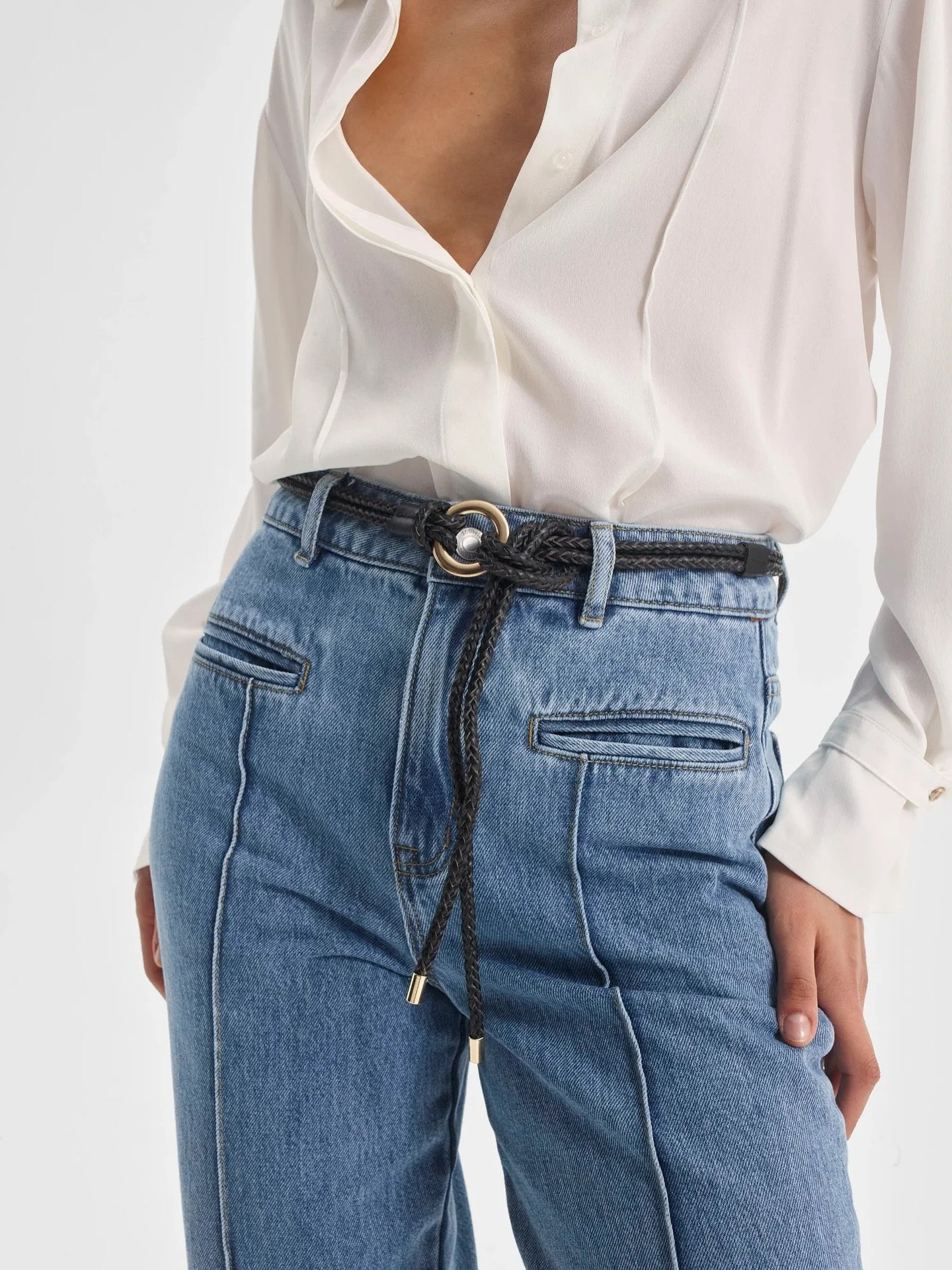 Meet the finishing touch your wardrobe&rsquo;s been waiting for ✨
The Morrison Juno Belt is crafted from 100% leather, featuring a double tubular braided design and elegant gold metal details.
Designed to be threaded through and tied, it adds subtle 
