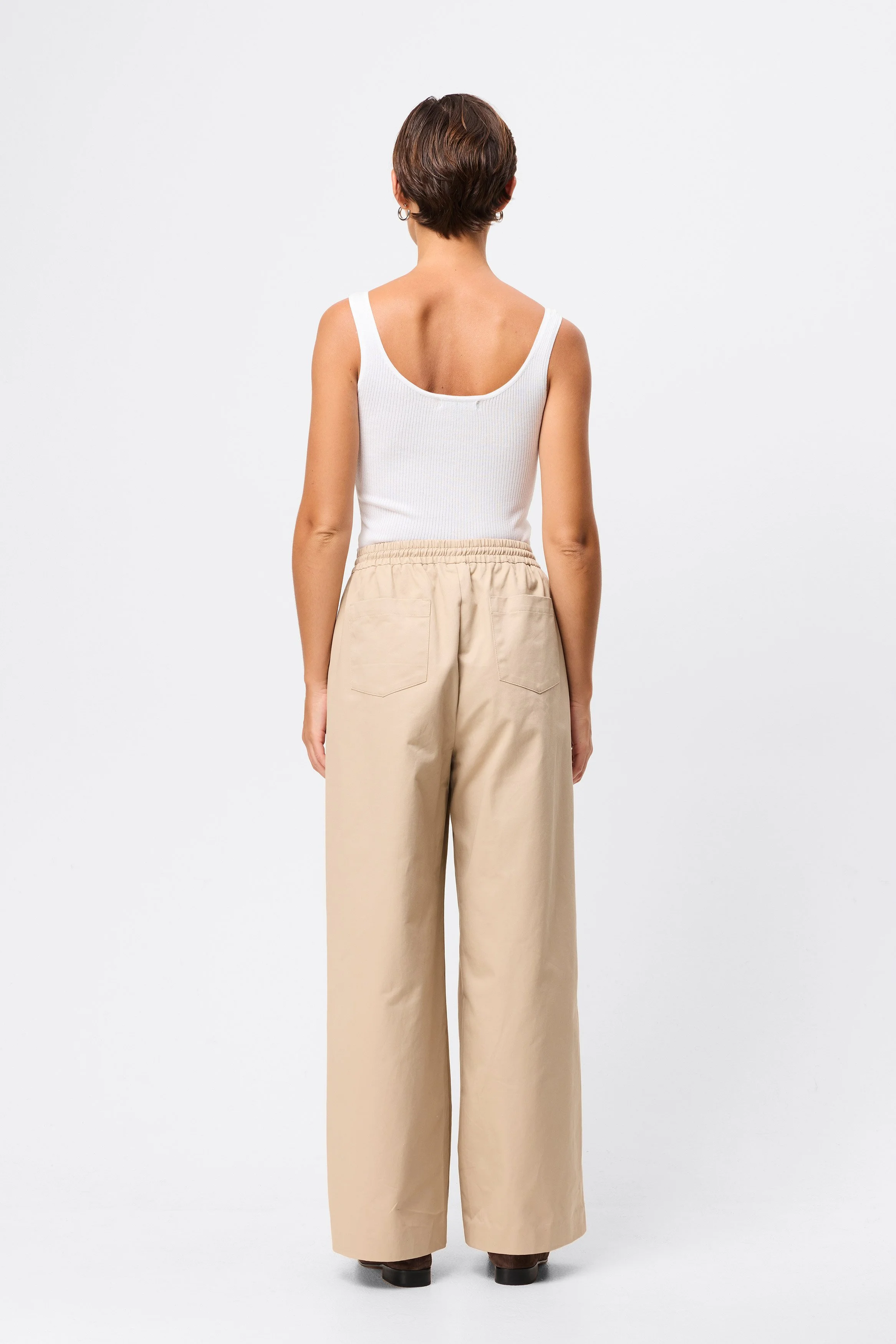 TiedDownPant_Natural_Ecomm_SpringEssentials25_04.jpg