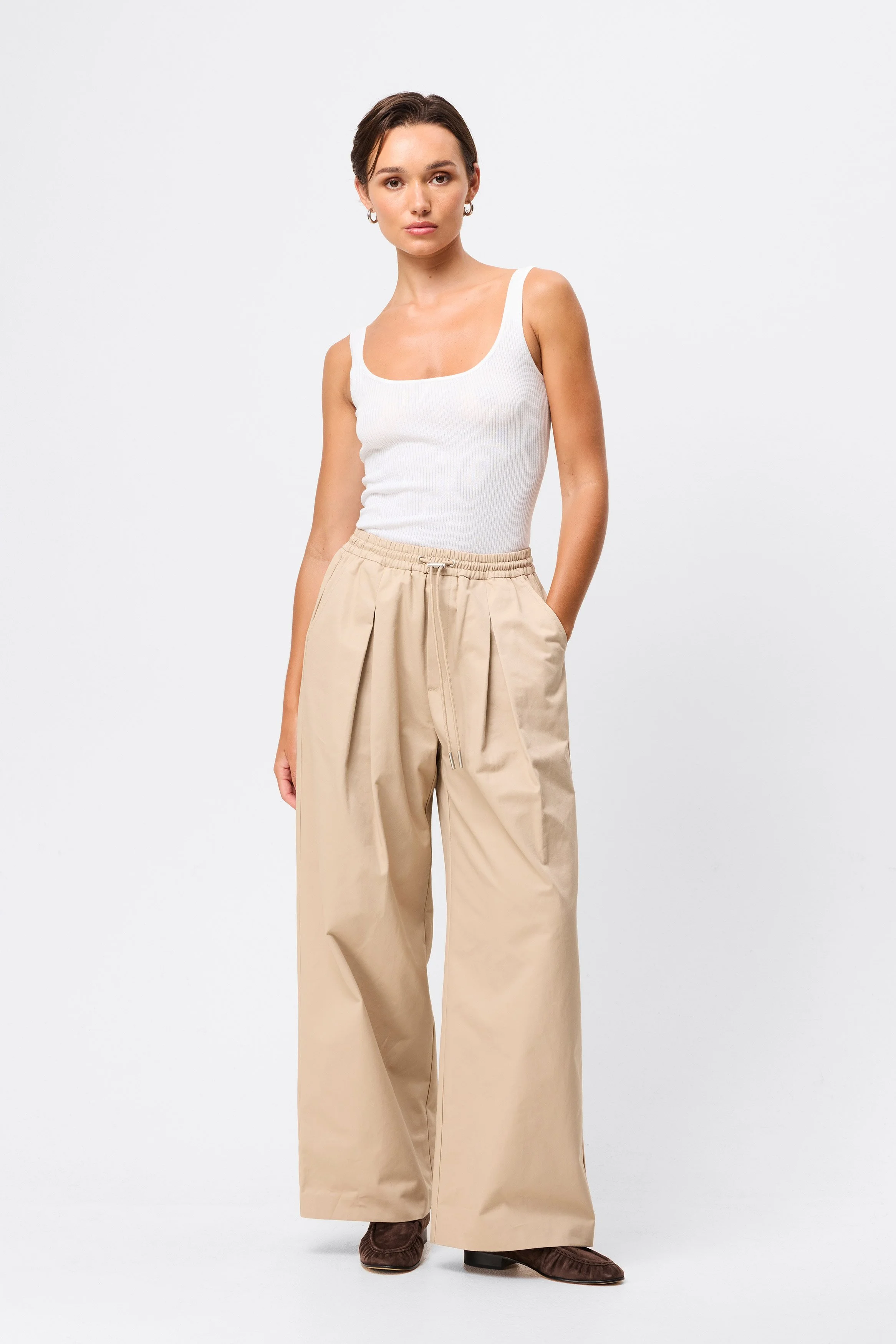 TiedDownPant_Natural_Ecomm_SpringEssentials25_02.jpg
