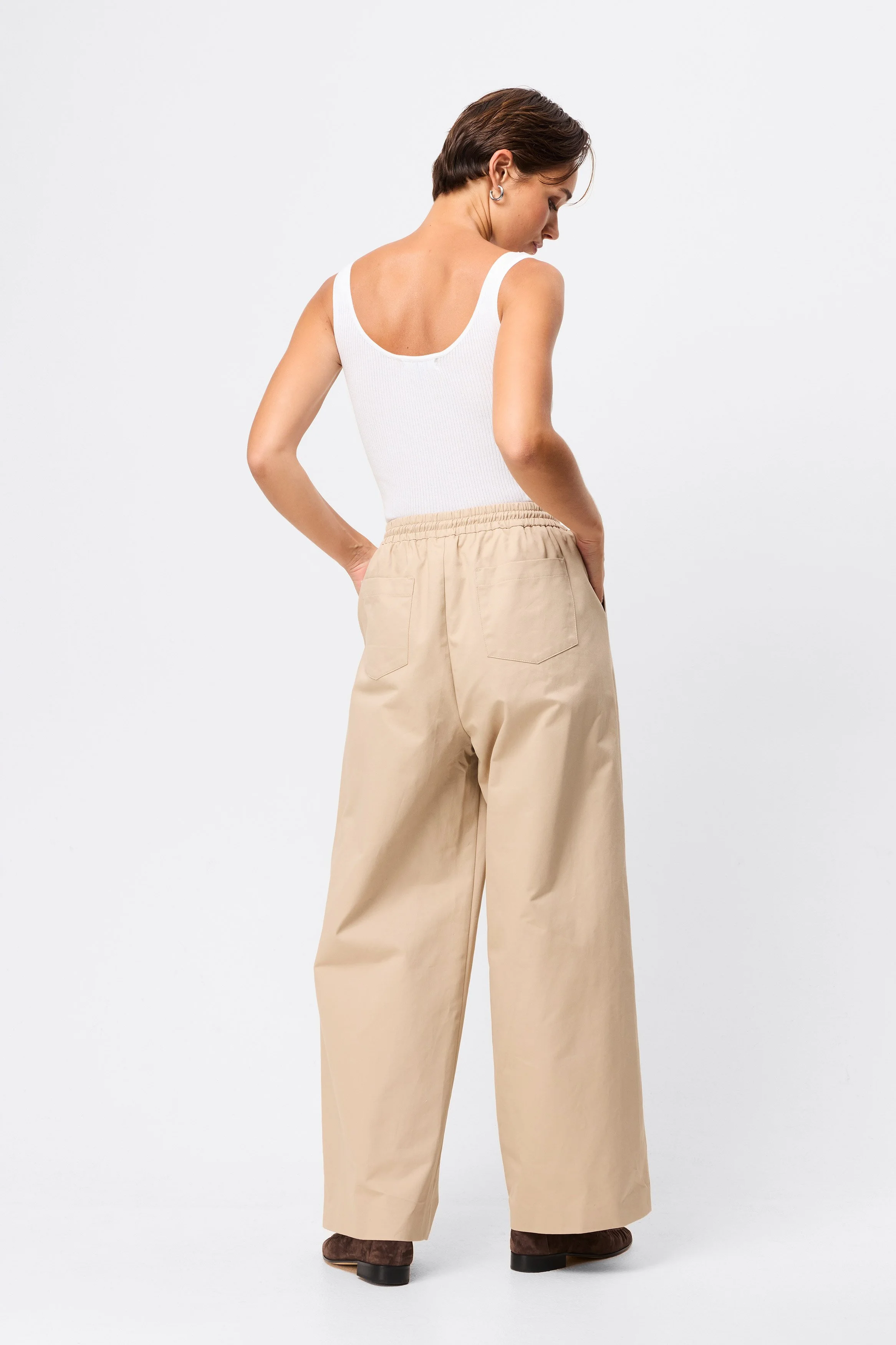 TiedDownPant_Natural_Ecomm_SpringEssentials25_05.jpg