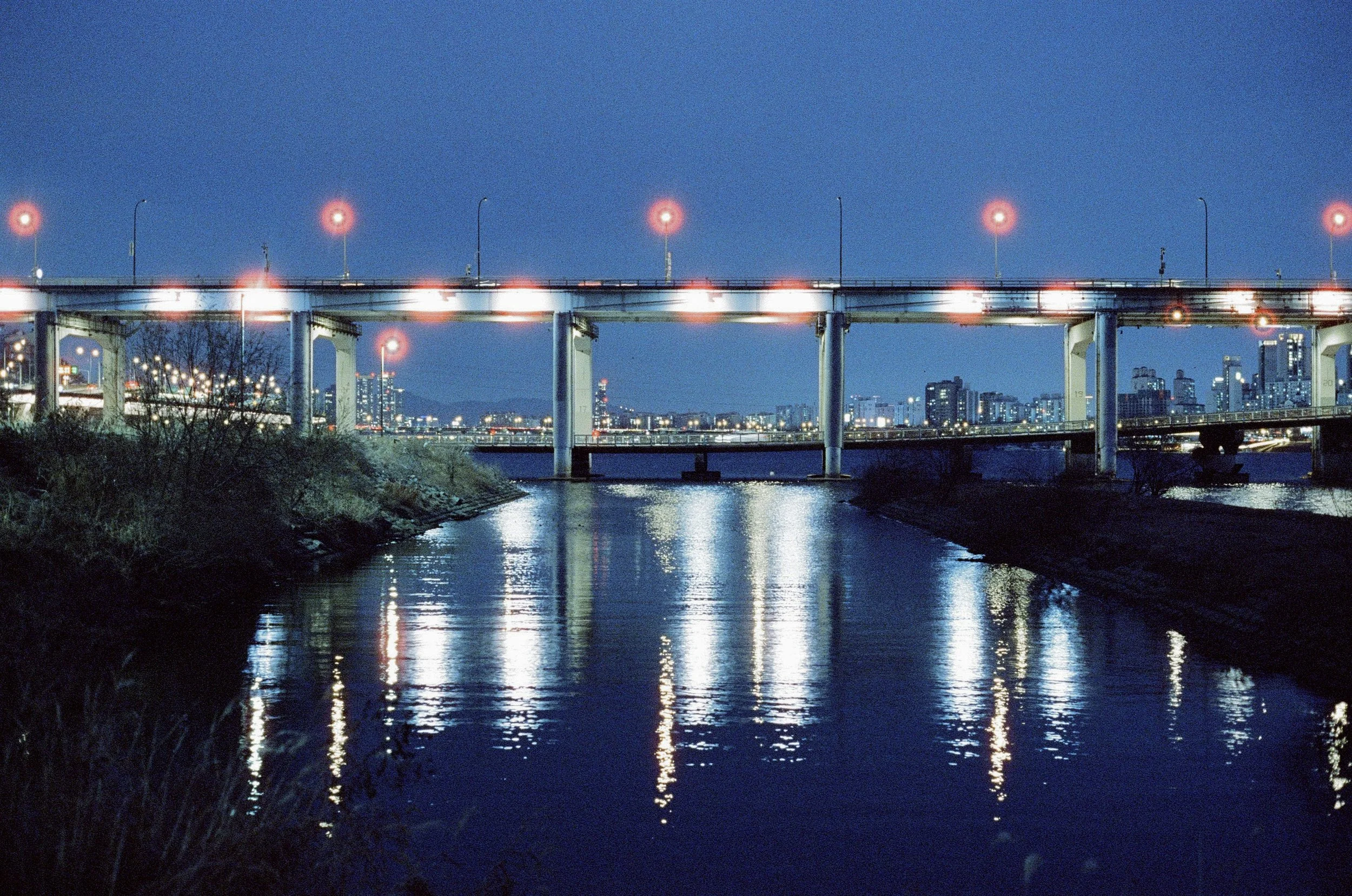 Jamsugyo Bridge, Seoul — February 2025 | Contax G2 · Planar 45mm f/2 · CineStill 800T