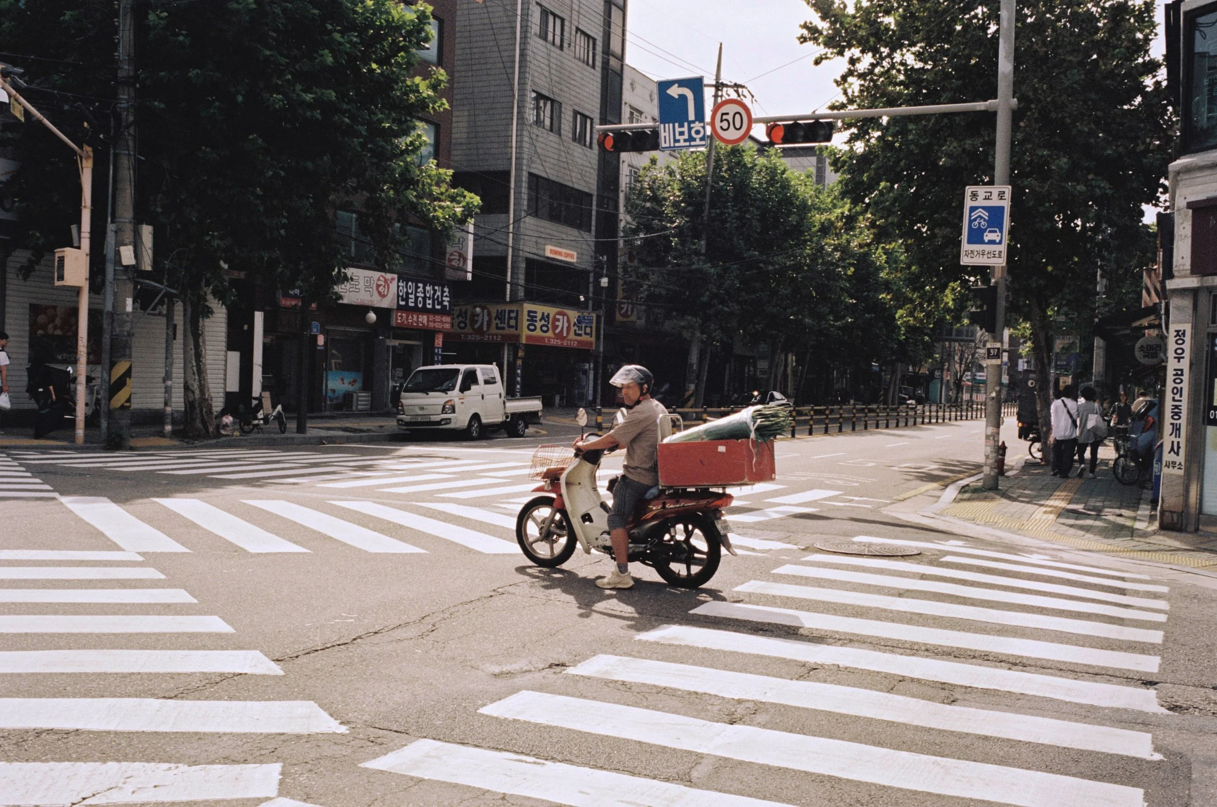 망원동, Seoul, October 2025 | Leica M6 + 35mm summicron v4 + Kodak Vision3 250D
