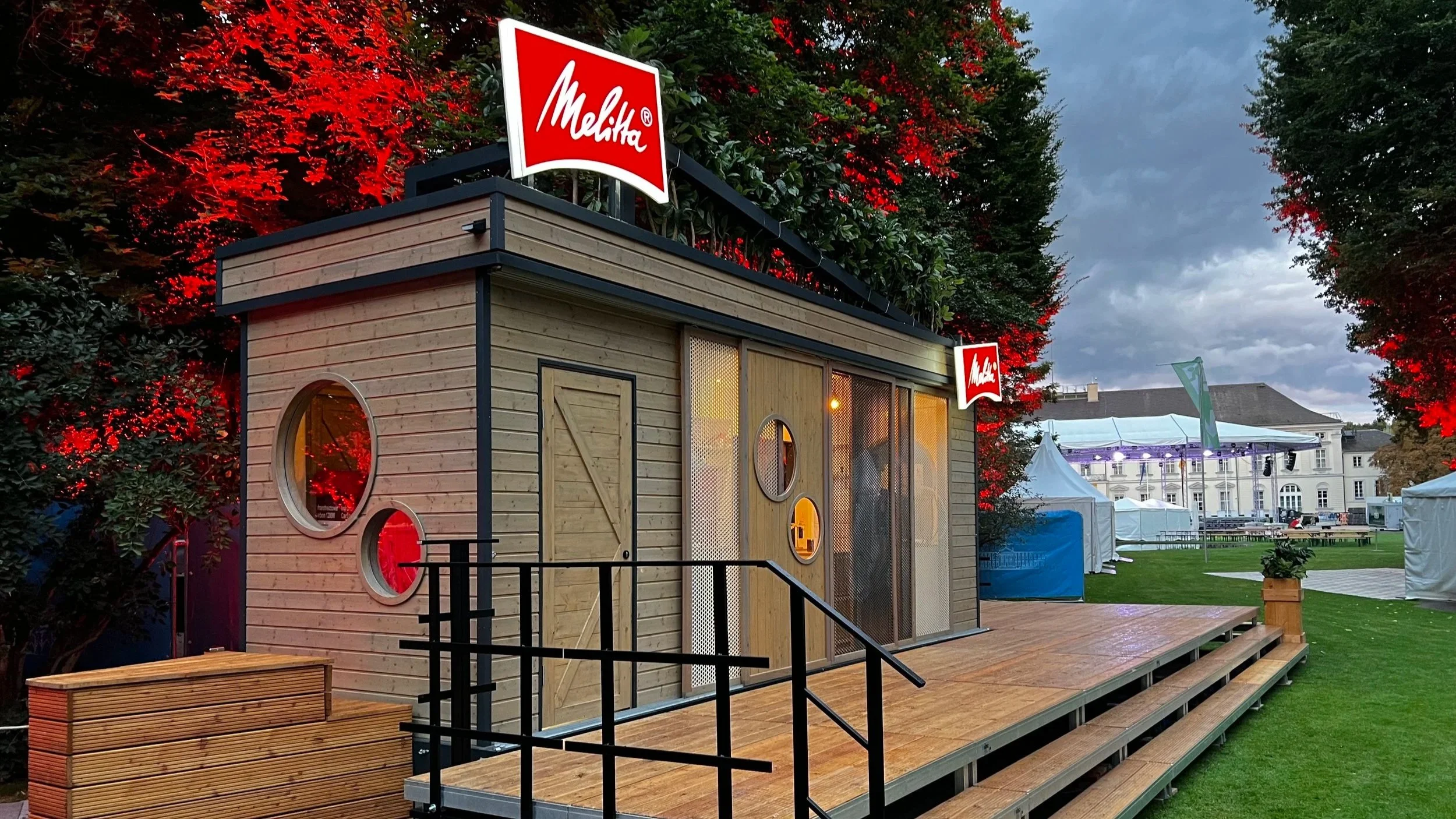 Moderner Markenpavillon von Melitta bei einem Event – ein Beispiel für Brand Experience mit stilvollem Design und Atmosphäre.
