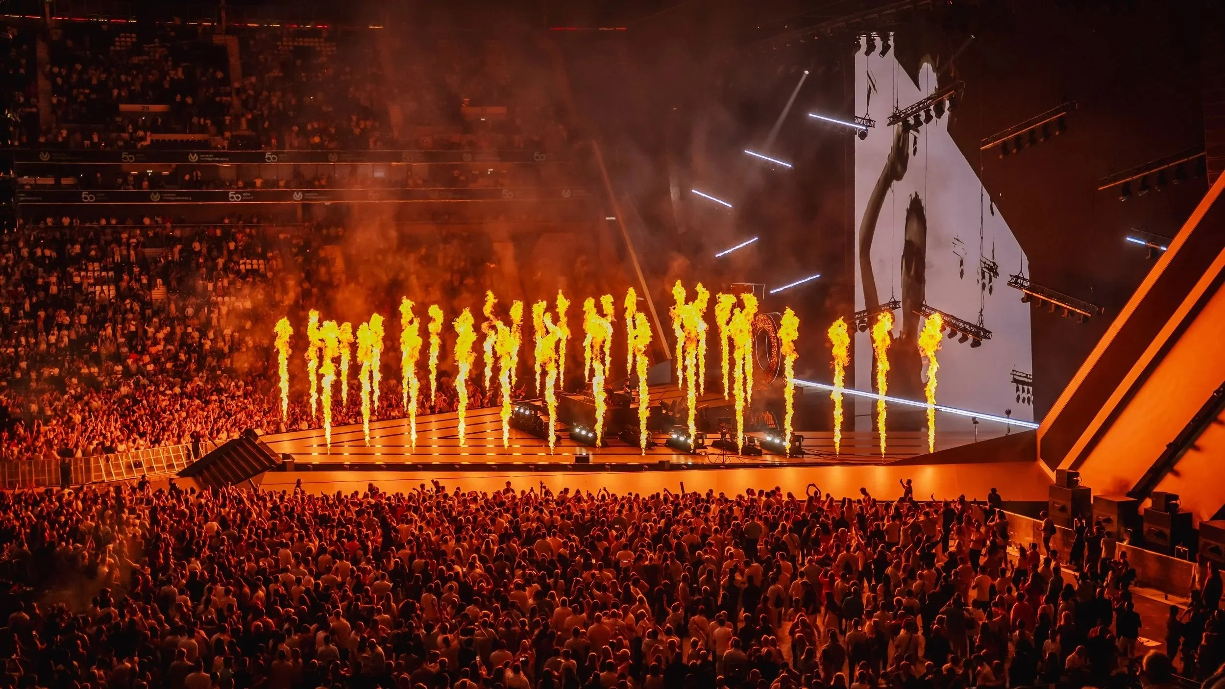 Spektakuläres Konzert mit Pyrotechnik und tausenden Fans im Stadion – ein unvergessliches Jubiläum voller Emotionen und Energie.